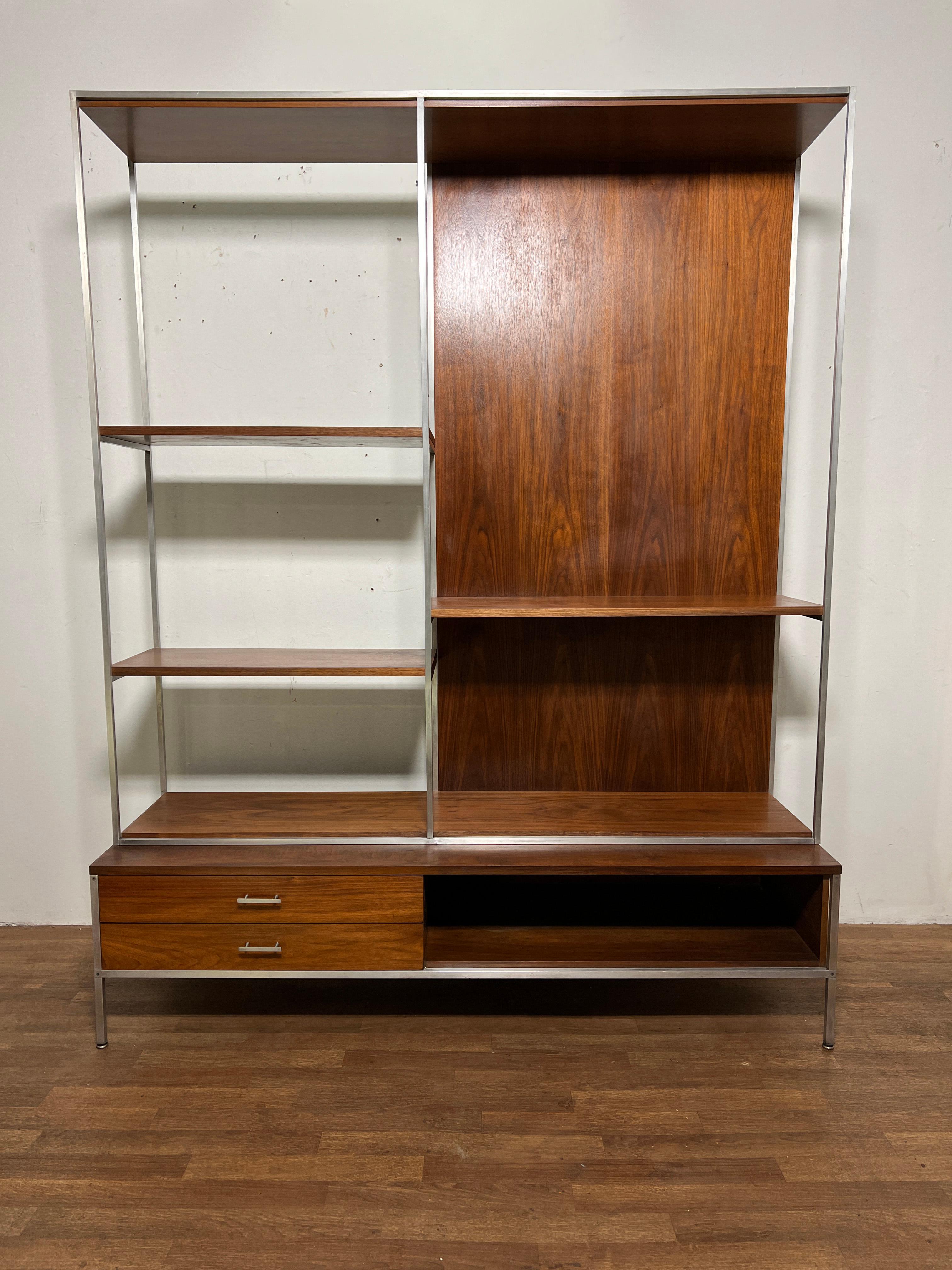 Une étagère en deux parties de Paul McCobb pour Calvin Furniture, vers les années 1960, en noyer avec cadre et quincaillerie en aluminium brossé.  Peut également servir de séparation de pièces si vous le souhaitez.

La base mesure : 60