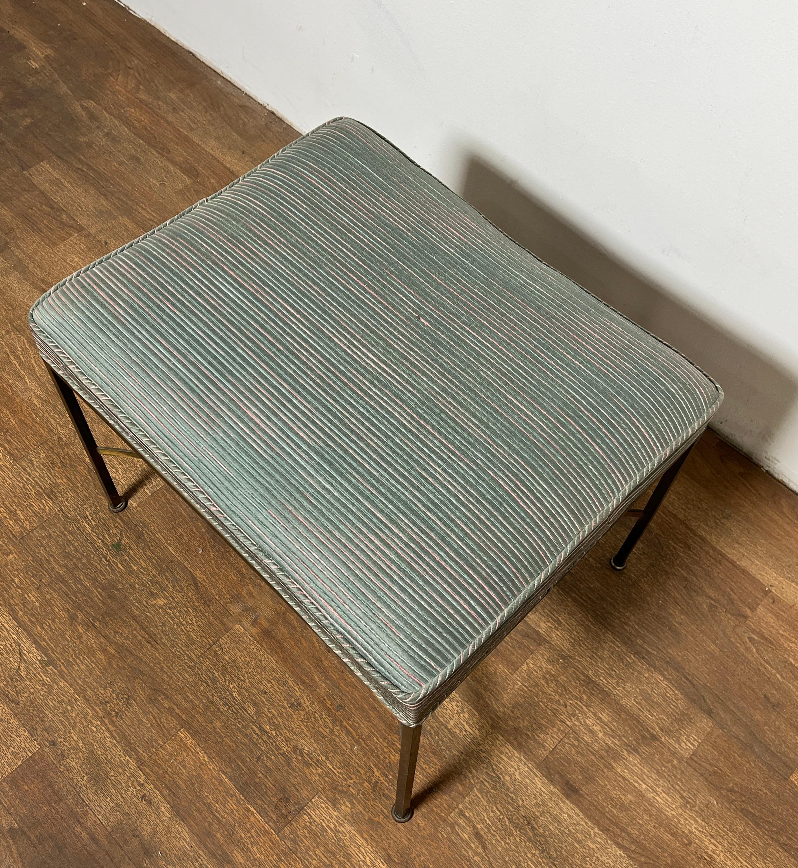 Paul McCobb para Calvin Taburete de pie con base en X de latón canalizado Circa 1960s Moderno de mediados de siglo en venta
