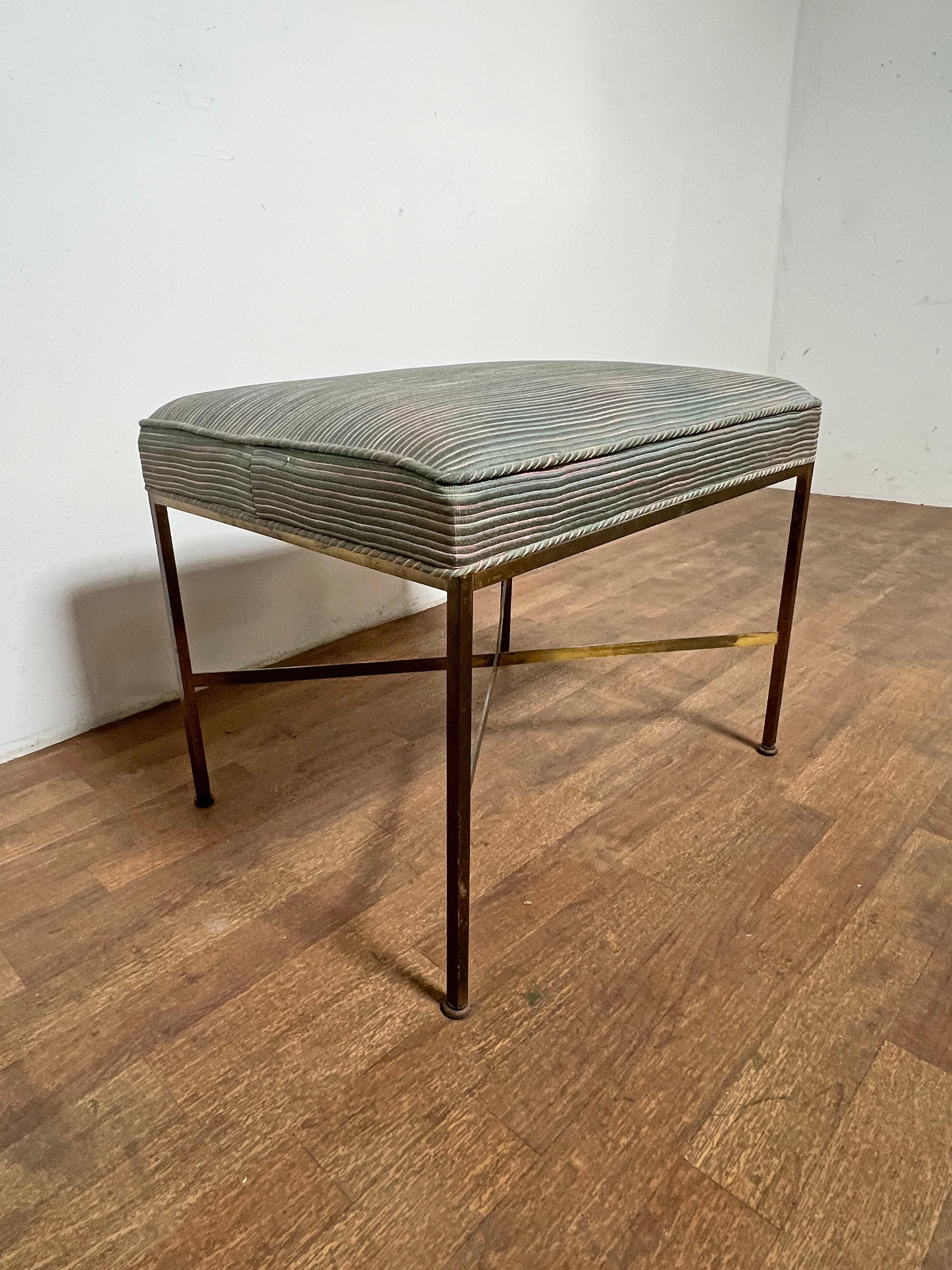 Paul McCobb para Calvin Taburete de pie con base en X de latón canalizado Circa 1960s Estadounidense en venta