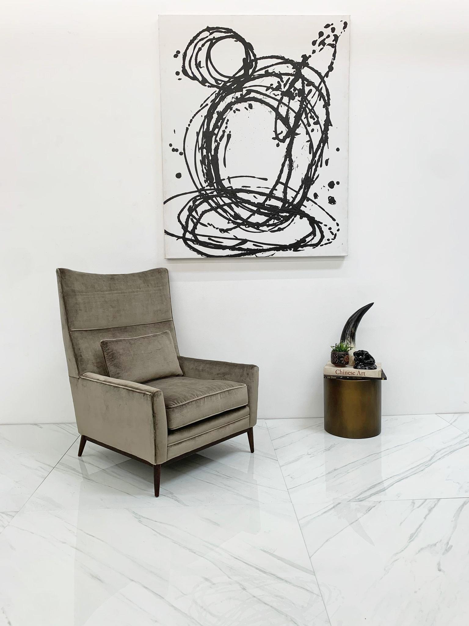 Disponible en ce moment, nous avons ce magnifique fauteuil de salon Paul McCobb pour Directional, modèle 314. Cette chaise longue est étonnante : elle est de très grande taille et revêtue d'un fin velours de coton légèrement brillant.

Ce