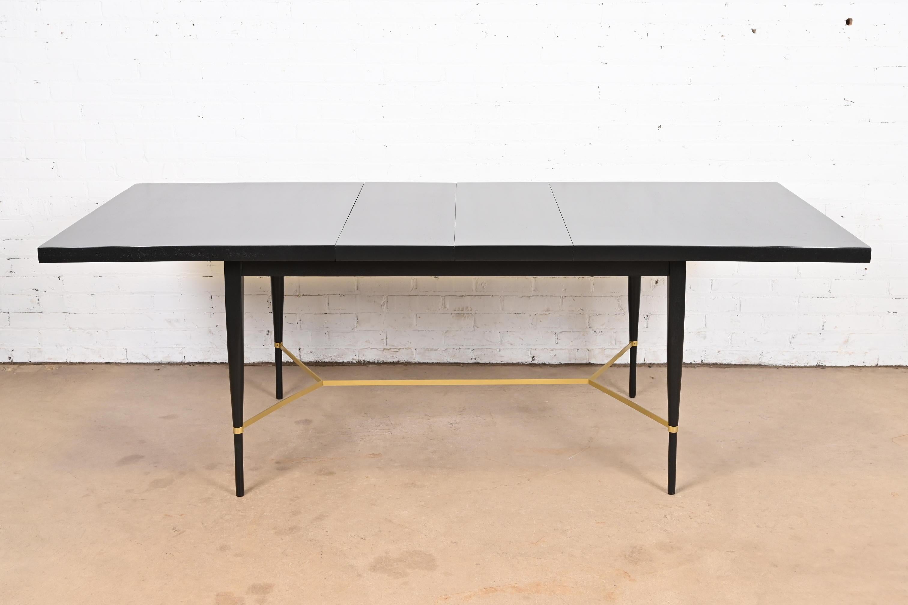 Exceptionnelle table à manger à rallonge de style Mid-Century Modern

Par Paul McCobb pour Directional et produit par Calvin Furniture

États-Unis, années 1950

Acajou laqué noir, brancards en laiton.

Dimensions : 60 