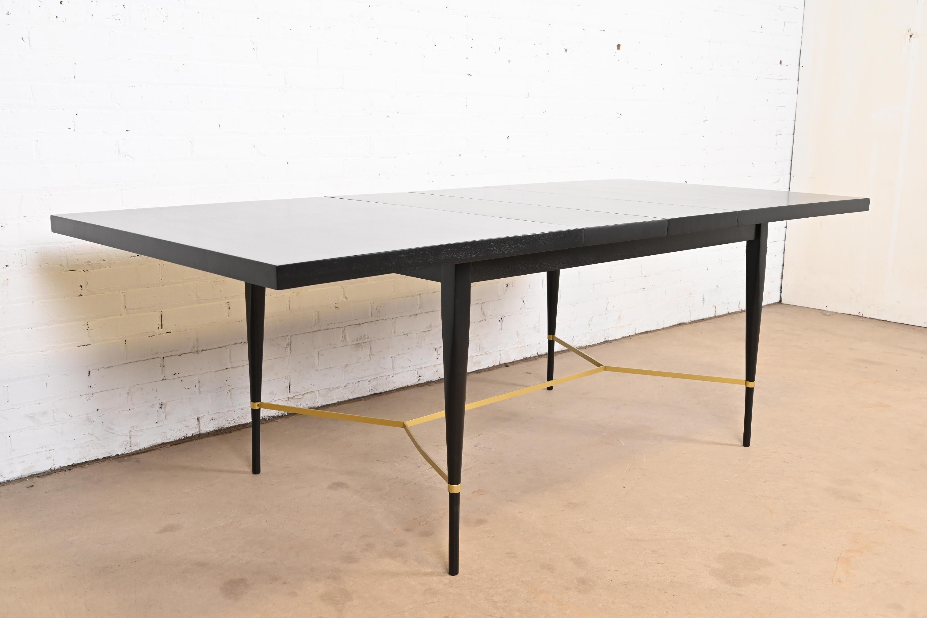 Américain Paul McCobb pour Directional Table de salle à manger à rallonge en laque noire et laiton en vente