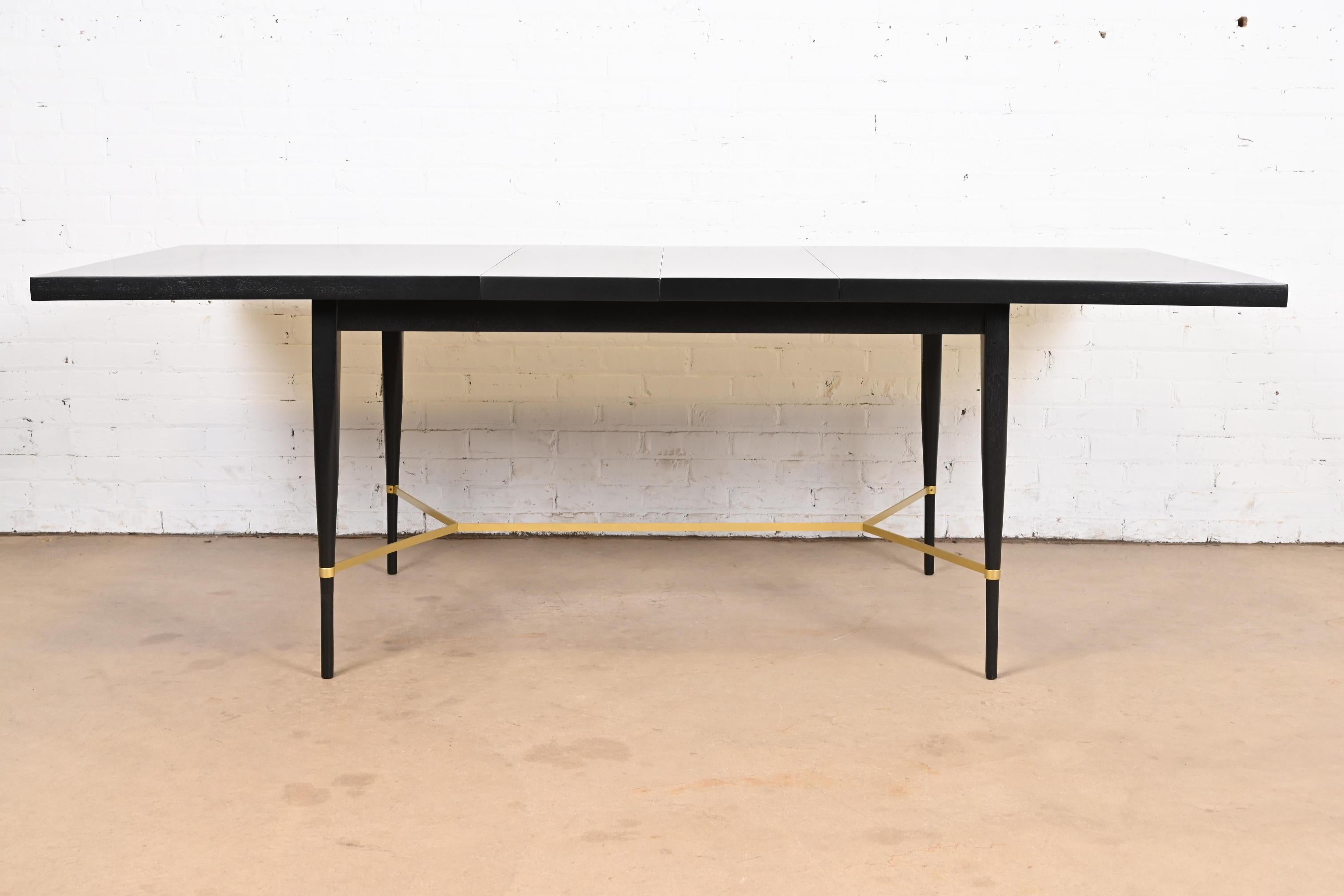 Paul McCobb pour Directional Table de salle à manger à rallonge en laque noire et laiton Bon état - En vente à South Bend, IN