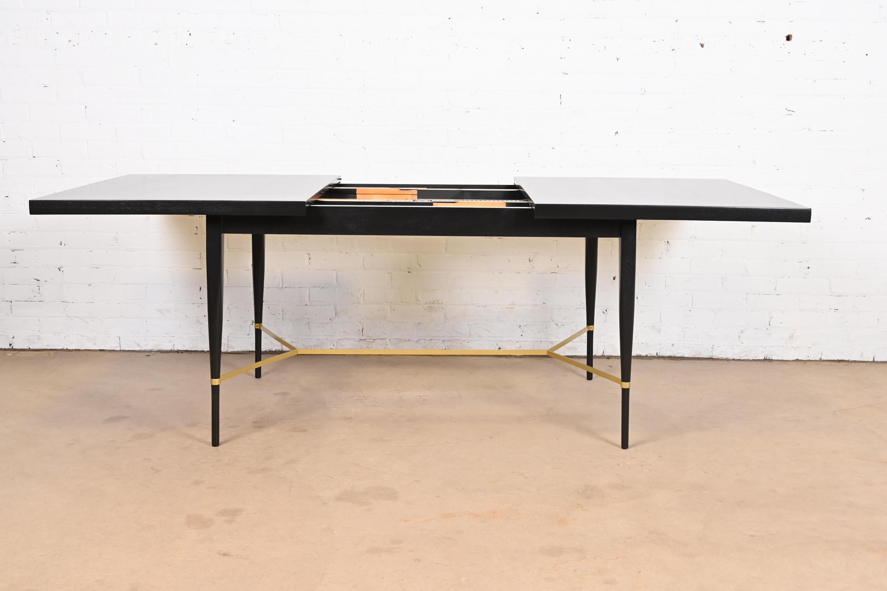 Milieu du XXe siècle Paul McCobb pour Directional Table de salle à manger à rallonge en laque noire et laiton en vente