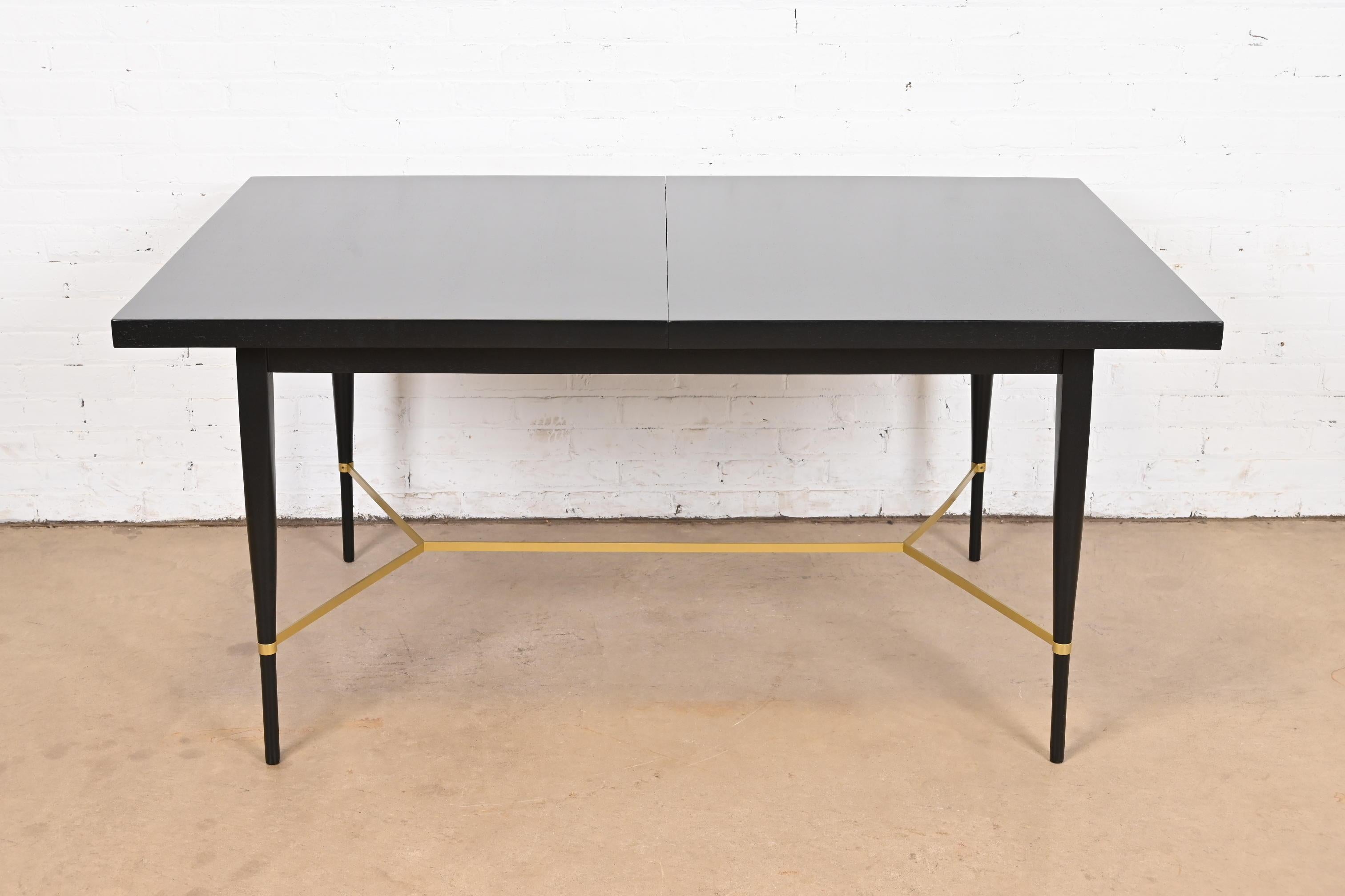 Laiton Paul McCobb pour Directional Table de salle à manger à rallonge en laque noire et laiton en vente