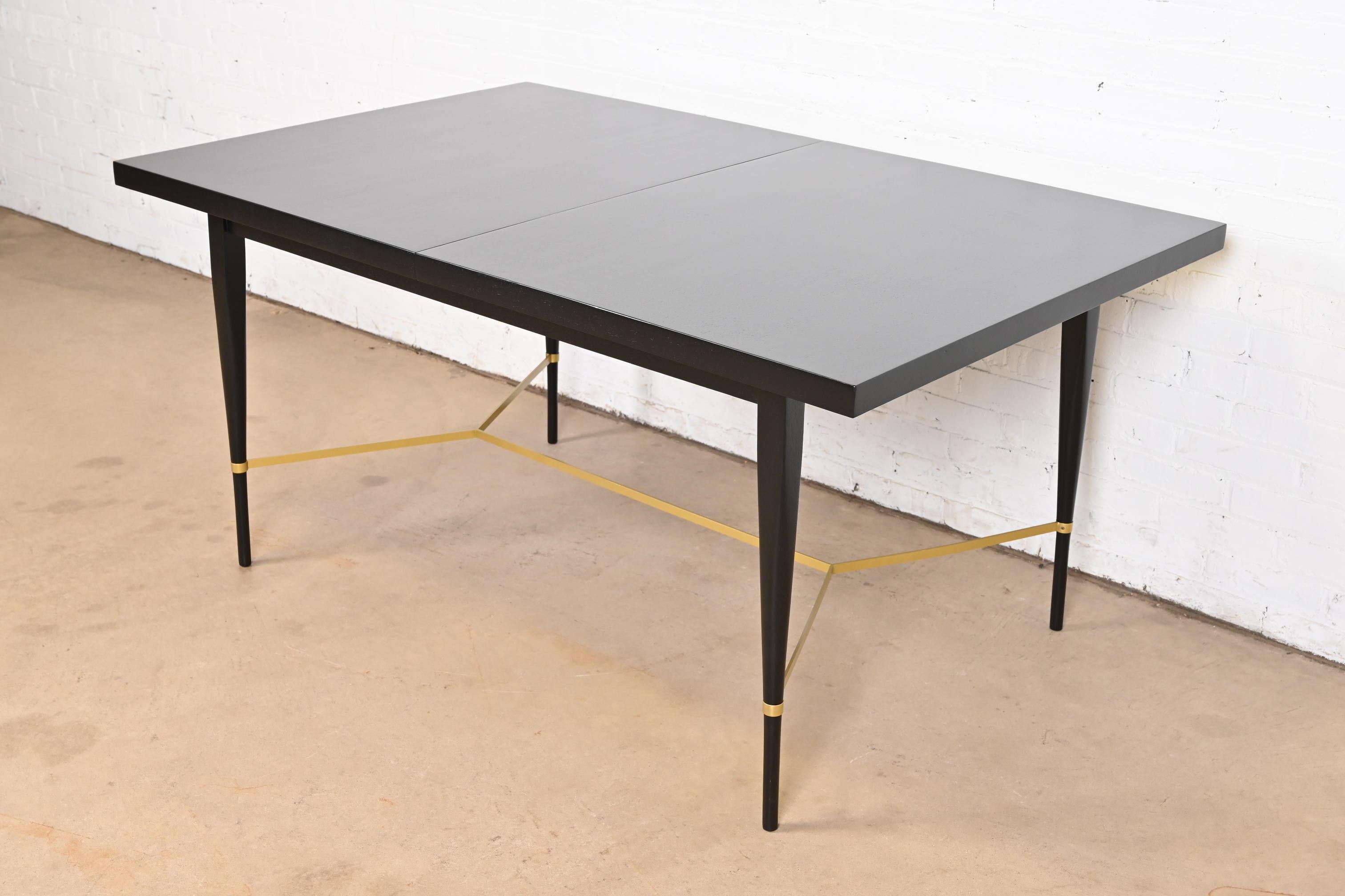 Paul McCobb pour Directional Table de salle à manger à rallonge en laque noire et laiton en vente 1