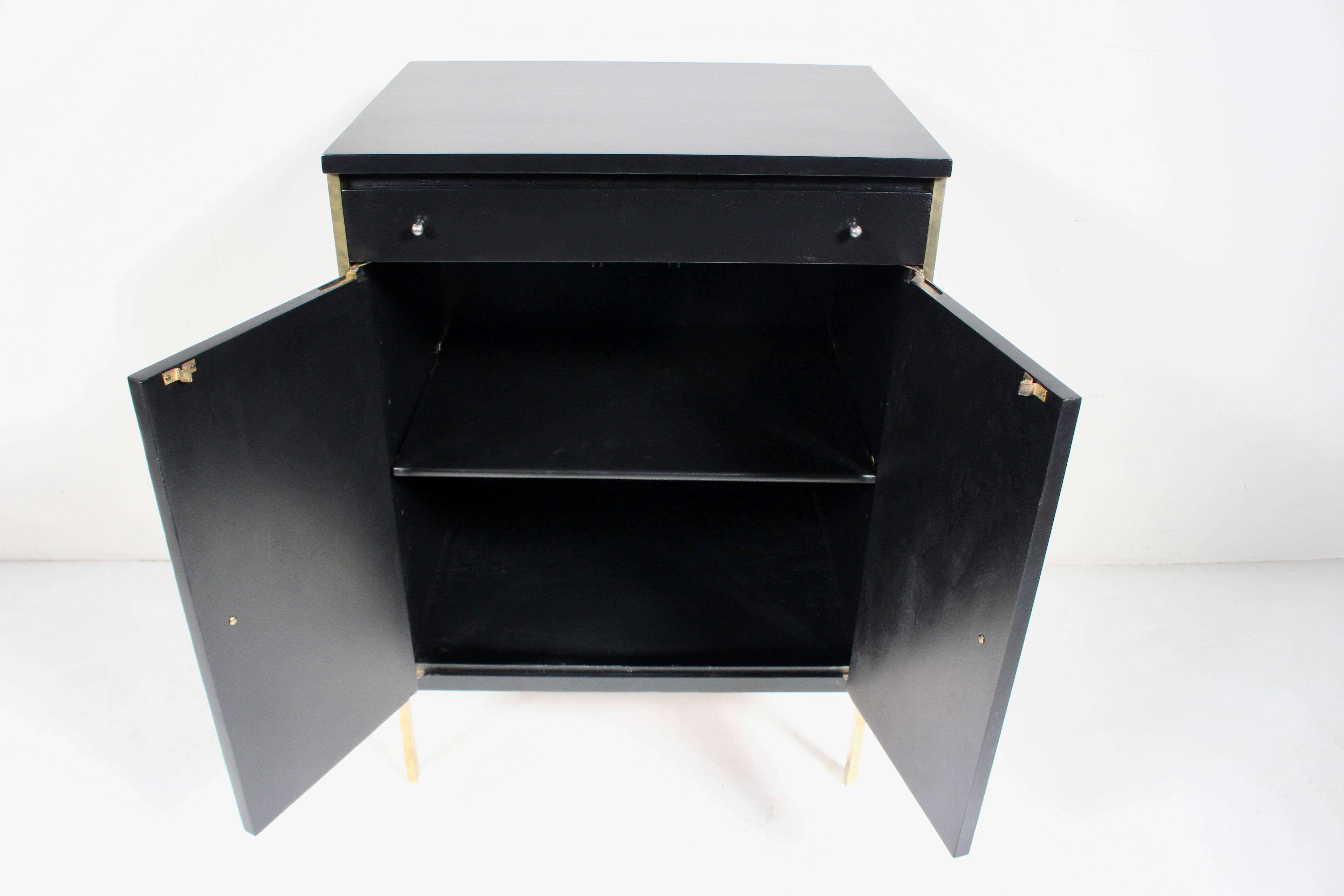 Paul McCobb per Directional Armadio a due ante nero con gambe in ottone in vendita 2