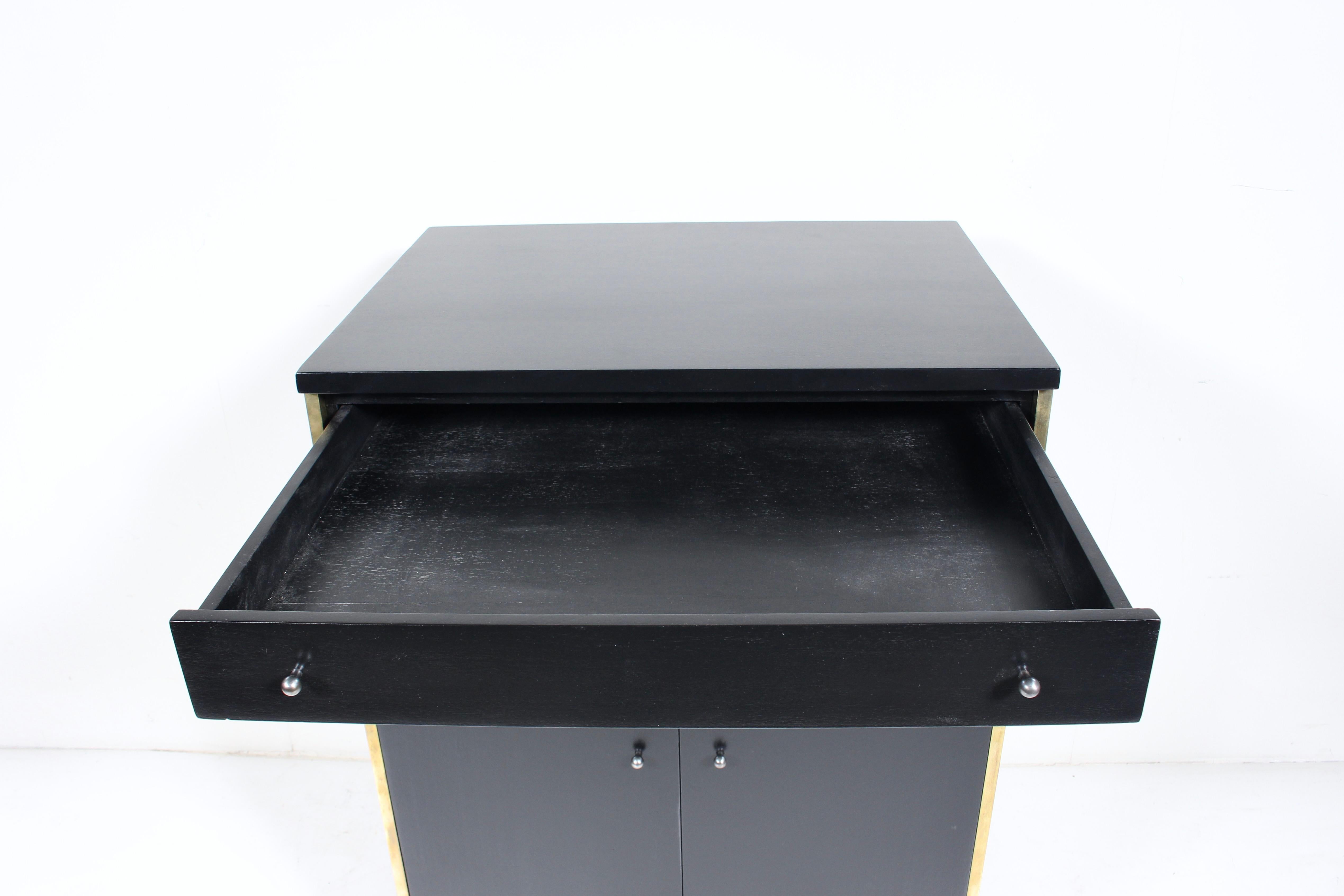 Paul McCobb per Directional Armadio a due ante nero con gambe in ottone in vendita 3