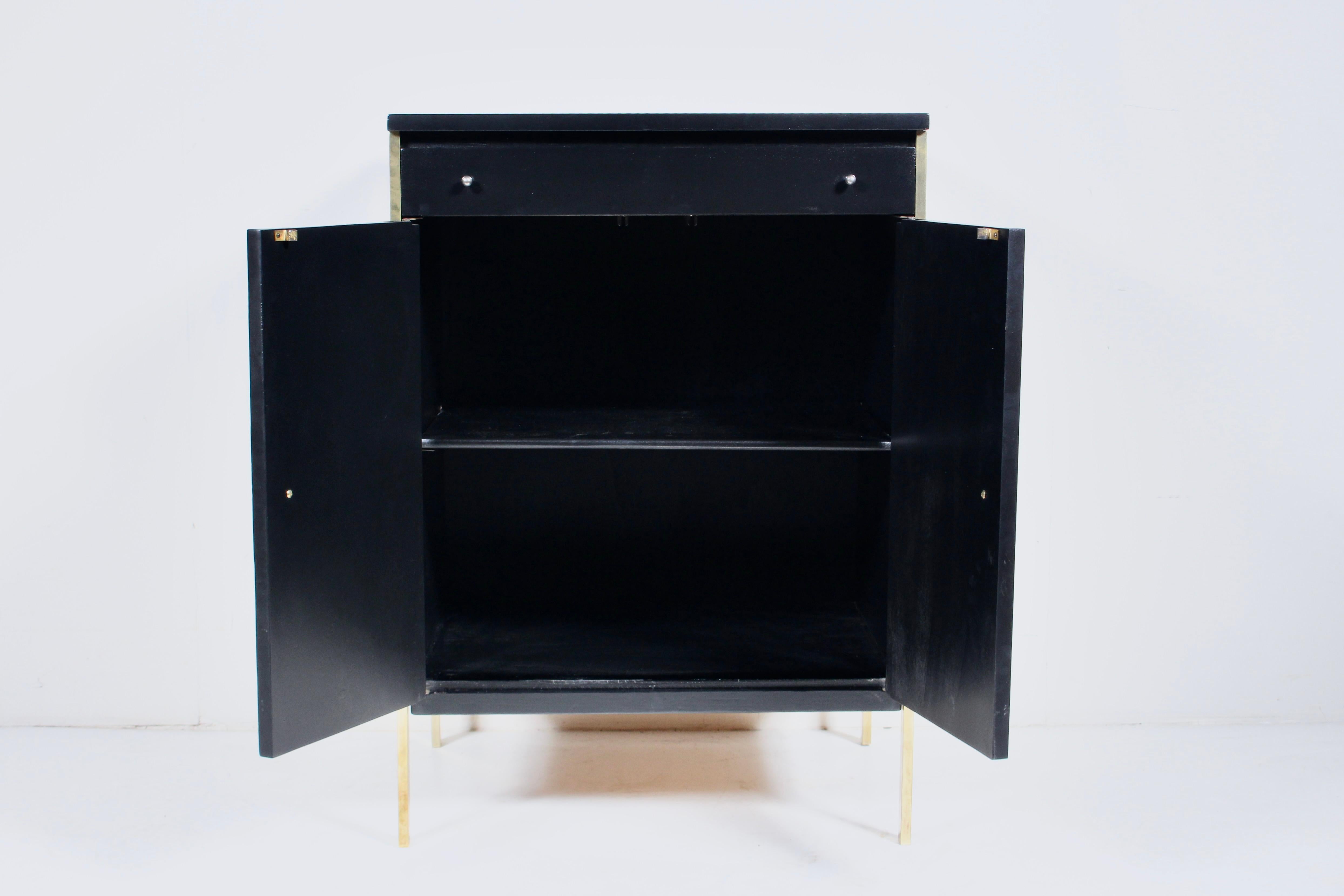 Paul McCobb per Directional Armadio a due ante nero con gambe in ottone in vendita 4