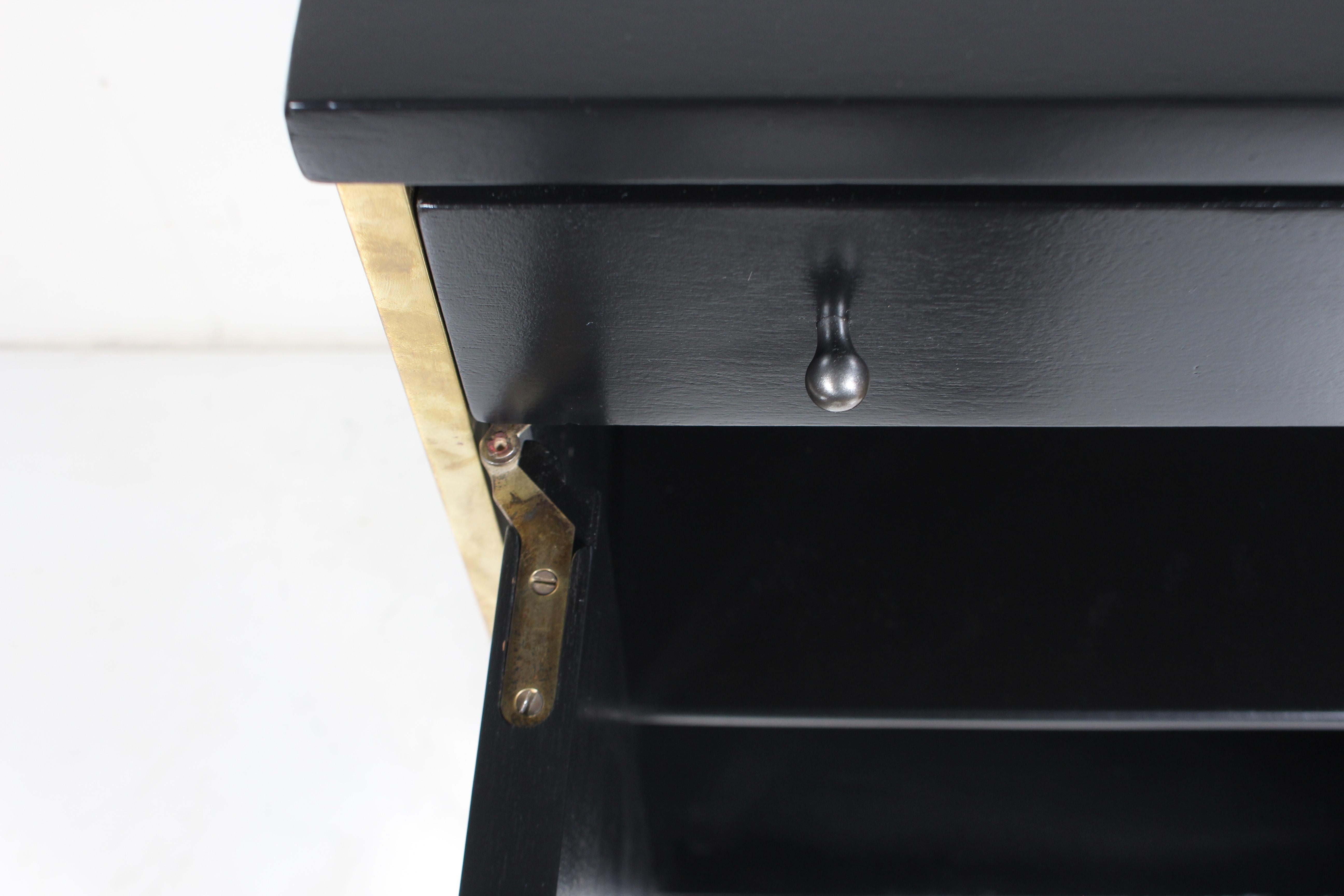Paul McCobb per Directional Armadio a due ante nero con gambe in ottone in vendita 5