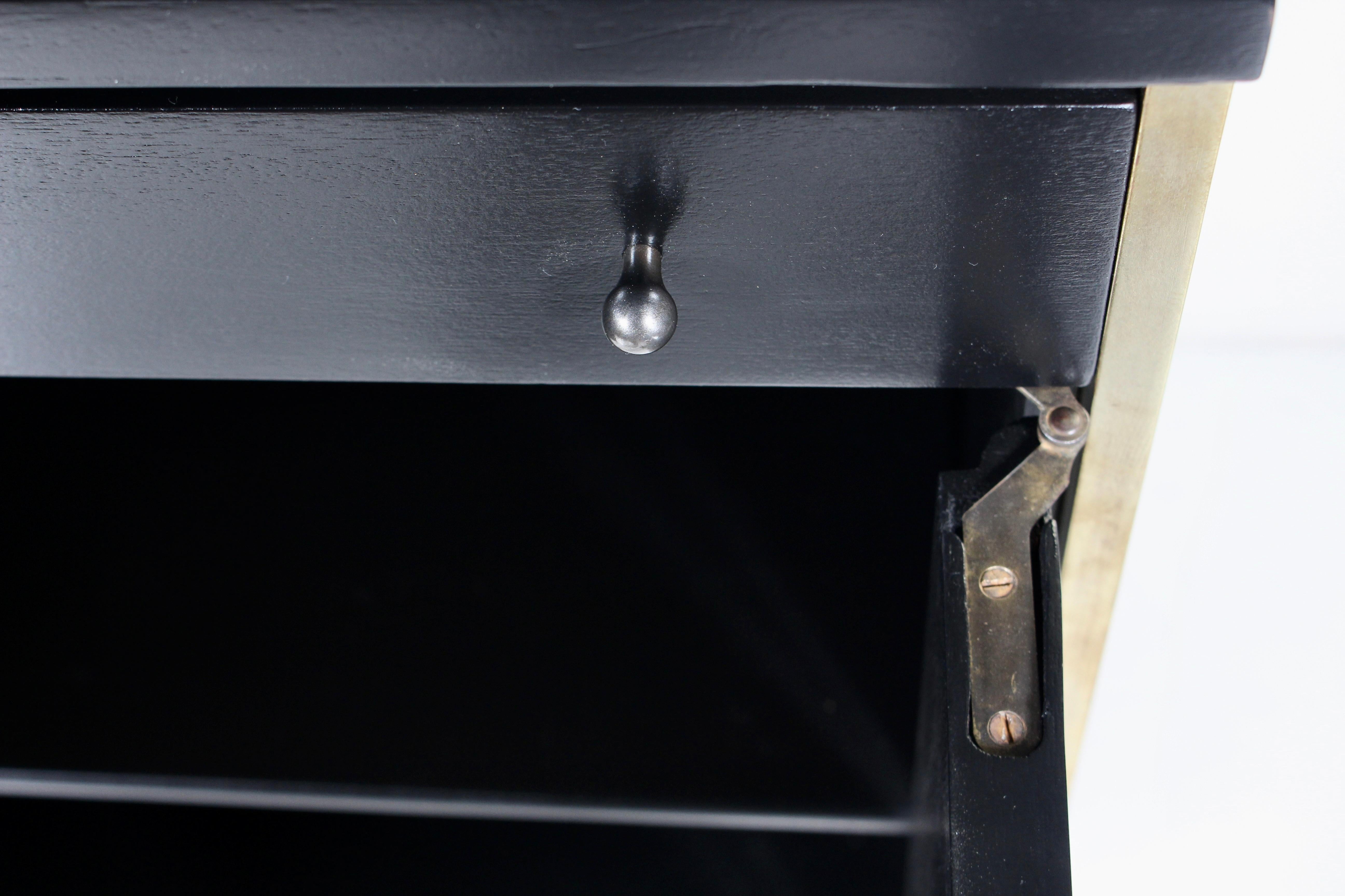 Paul McCobb per Directional Armadio a due ante nero con gambe in ottone in vendita 6