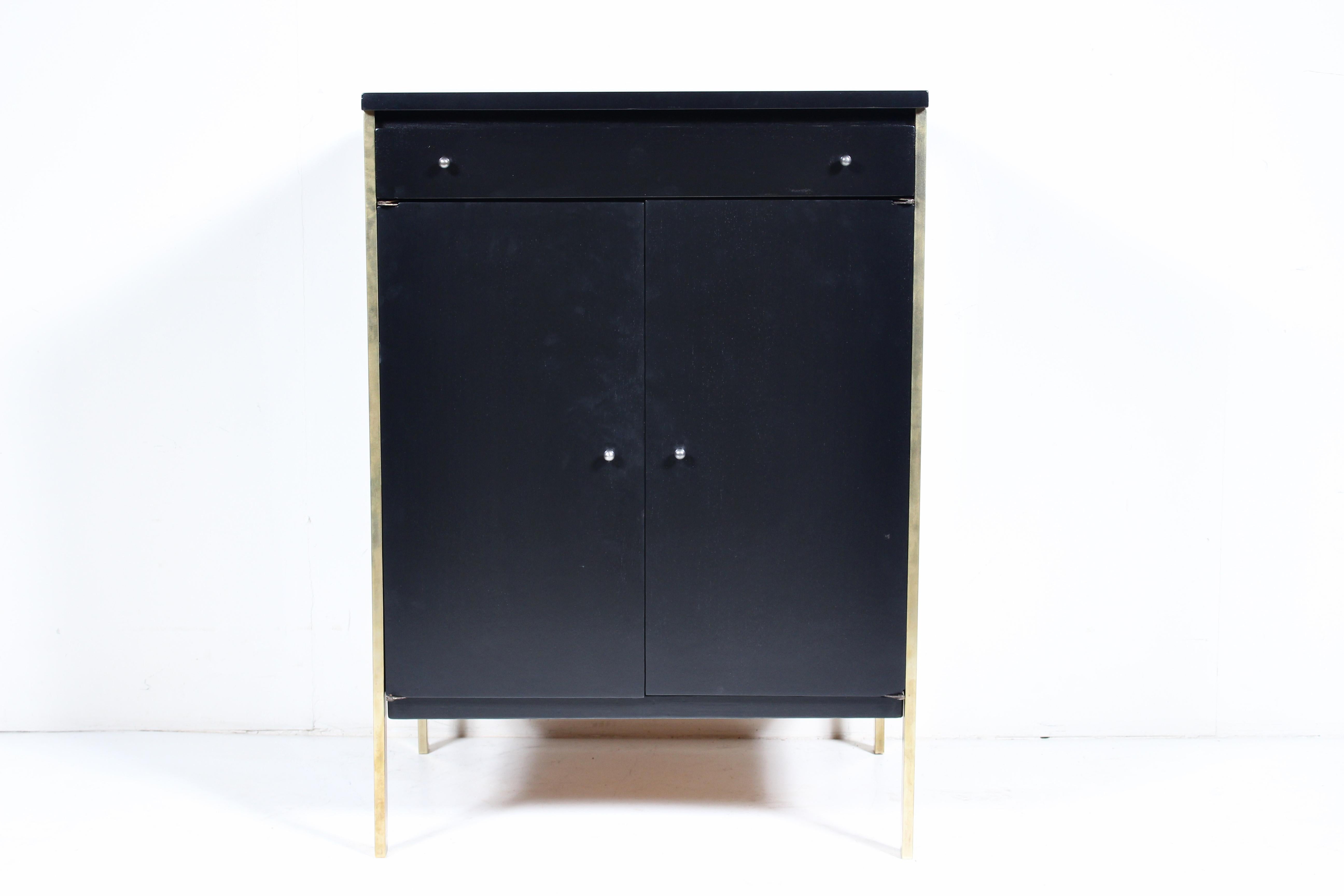 Paul McCobb per Directional Armadio a due ante nero con gambe in ottone in vendita 8