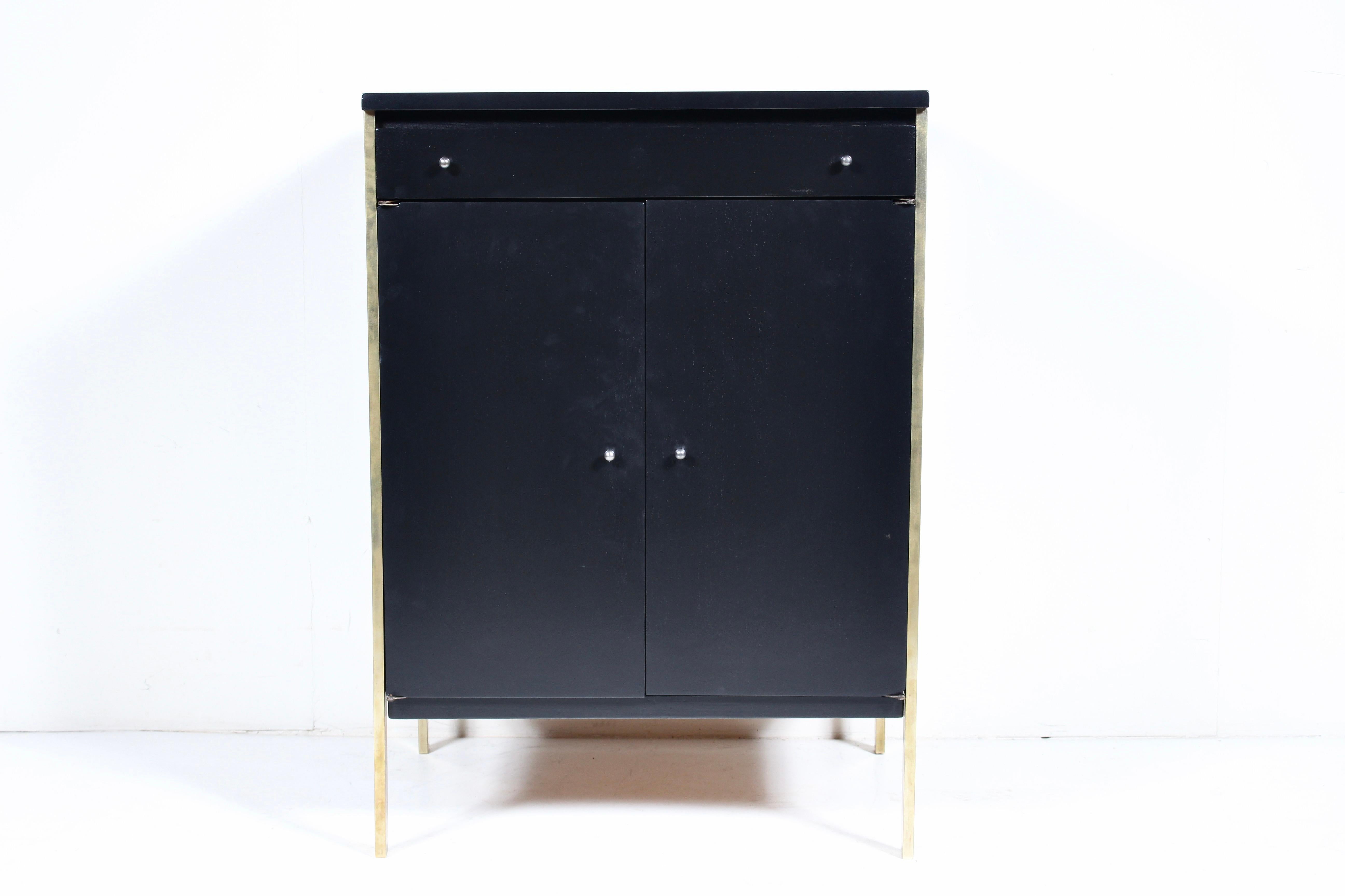 Mid-Century moderno Paul McCobb per Directional Armadio a due ante nero con gambe in ottone in vendita