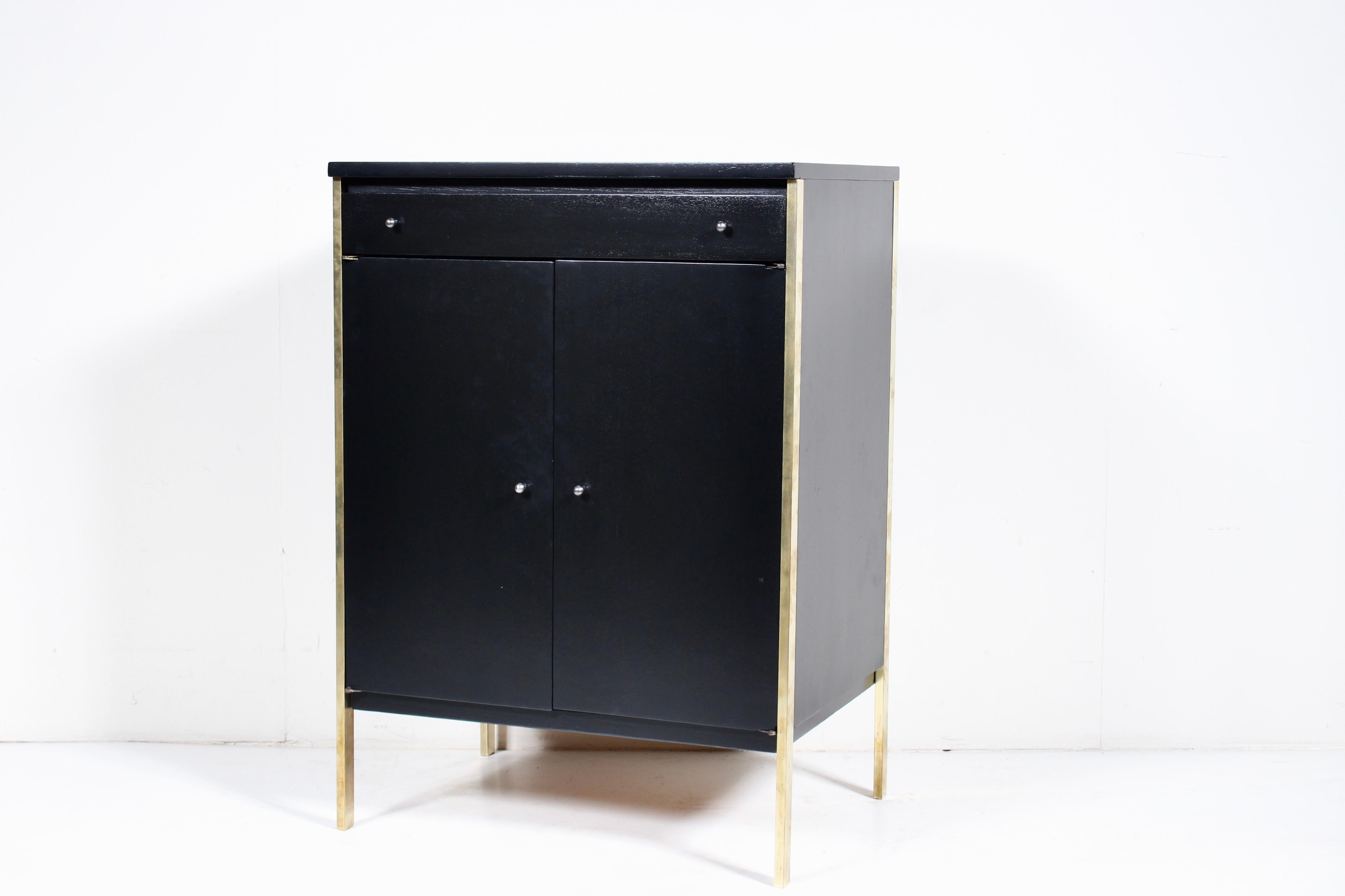 Americano Paul McCobb per Directional Armadio a due ante nero con gambe in ottone in vendita