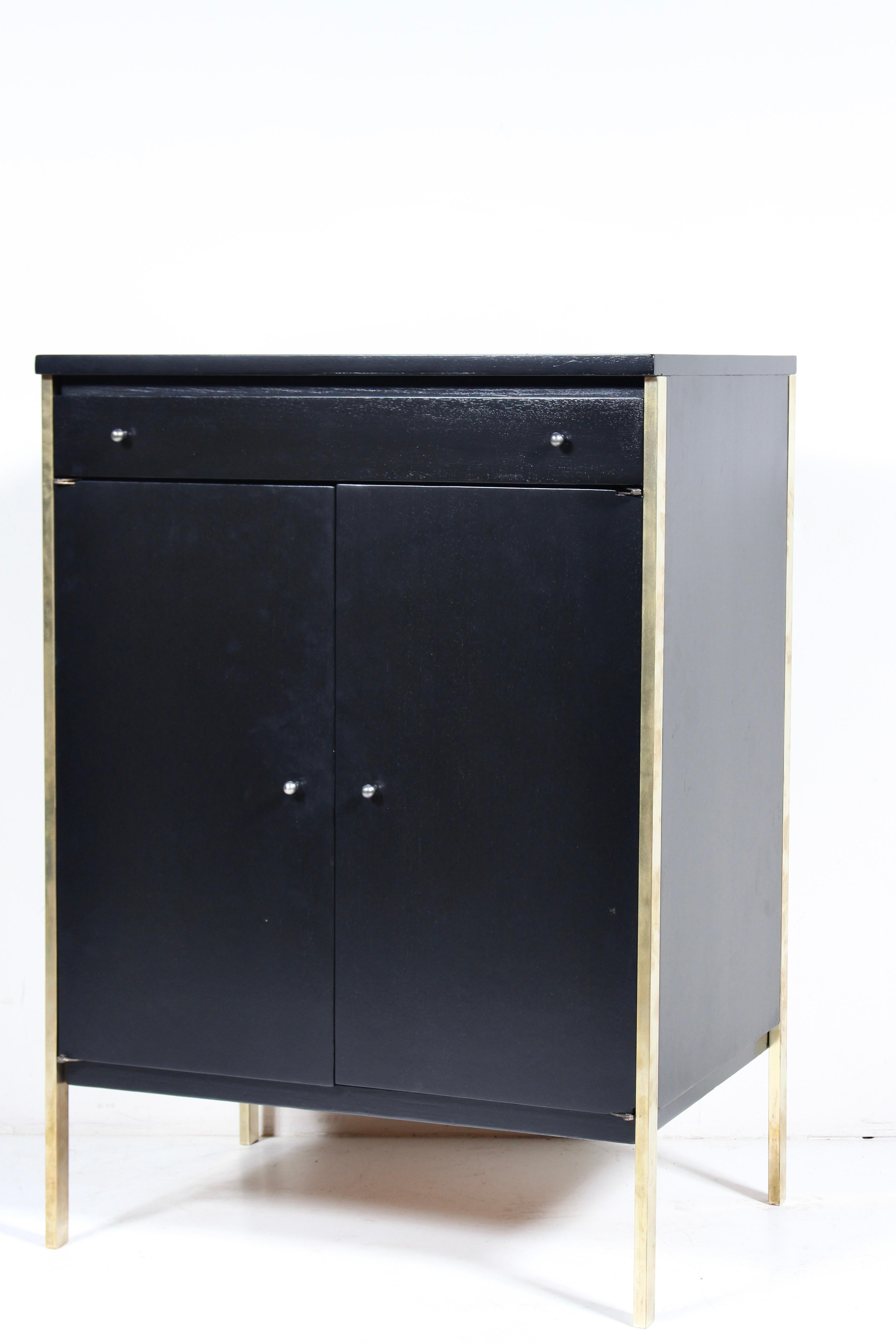 Smaltato Paul McCobb per Directional Armadio a due ante nero con gambe in ottone in vendita