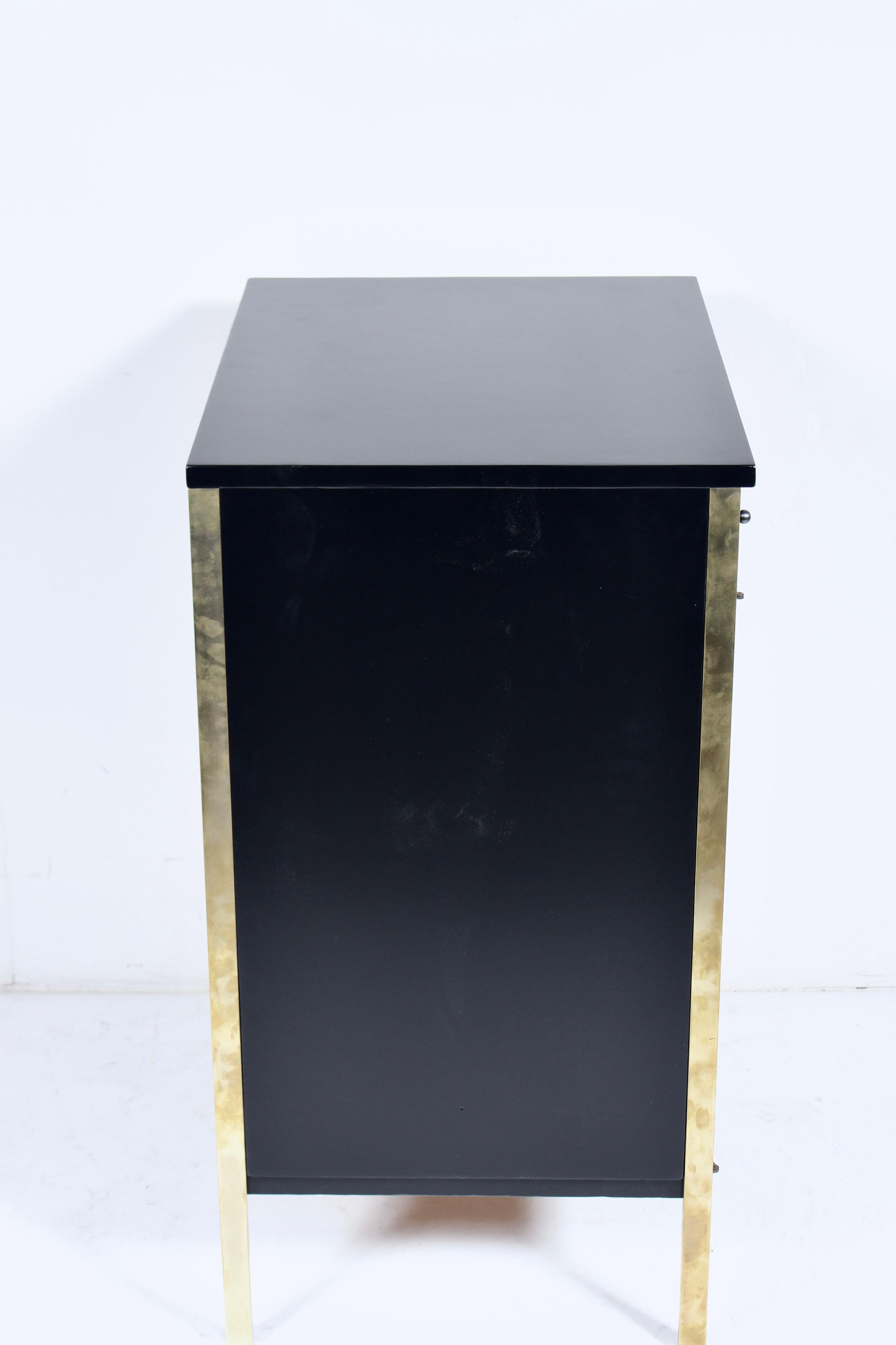 Metà XX secolo Paul McCobb per Directional Armadio a due ante nero con gambe in ottone in vendita