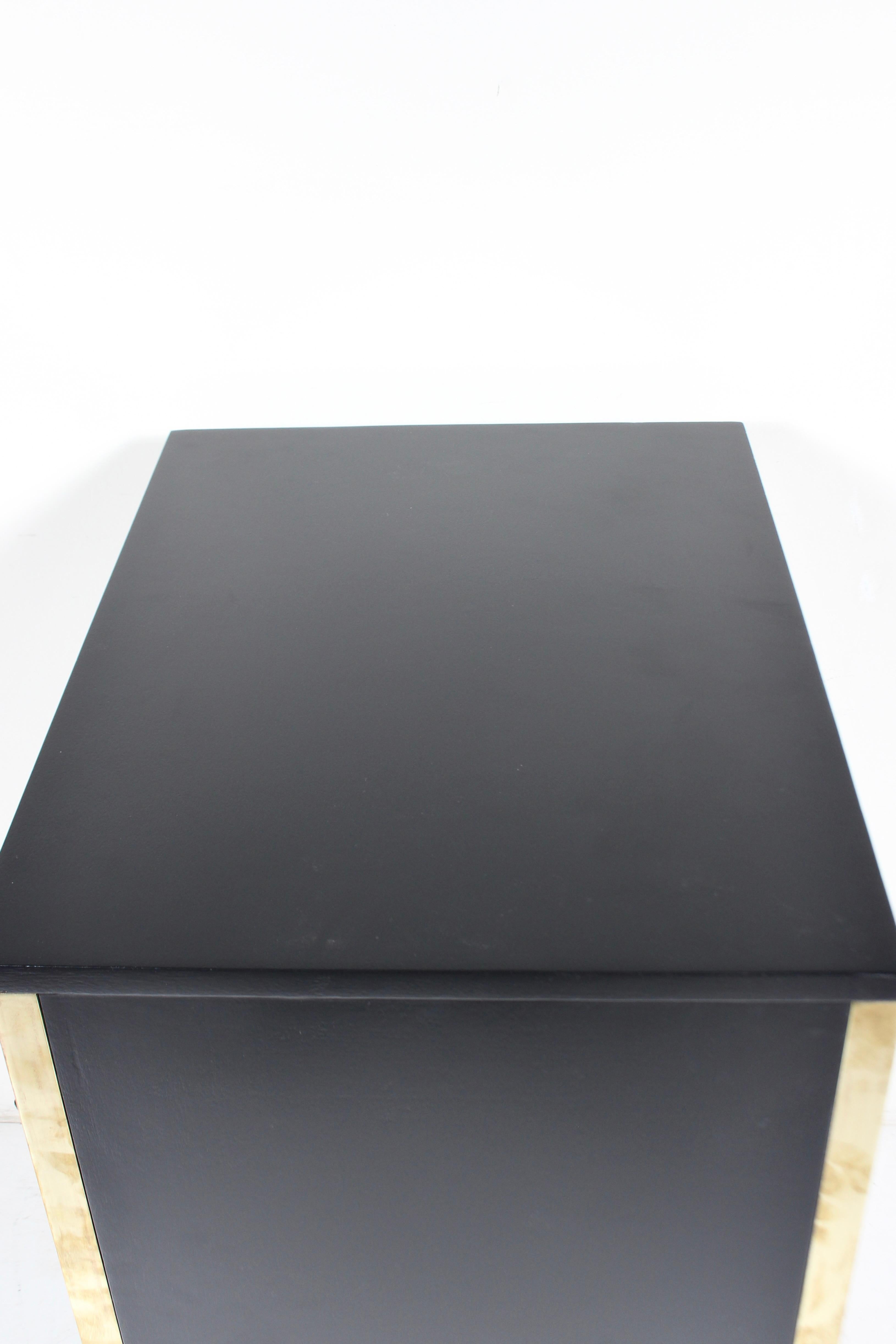 Ottone Paul McCobb per Directional Armadio a due ante nero con gambe in ottone in vendita
