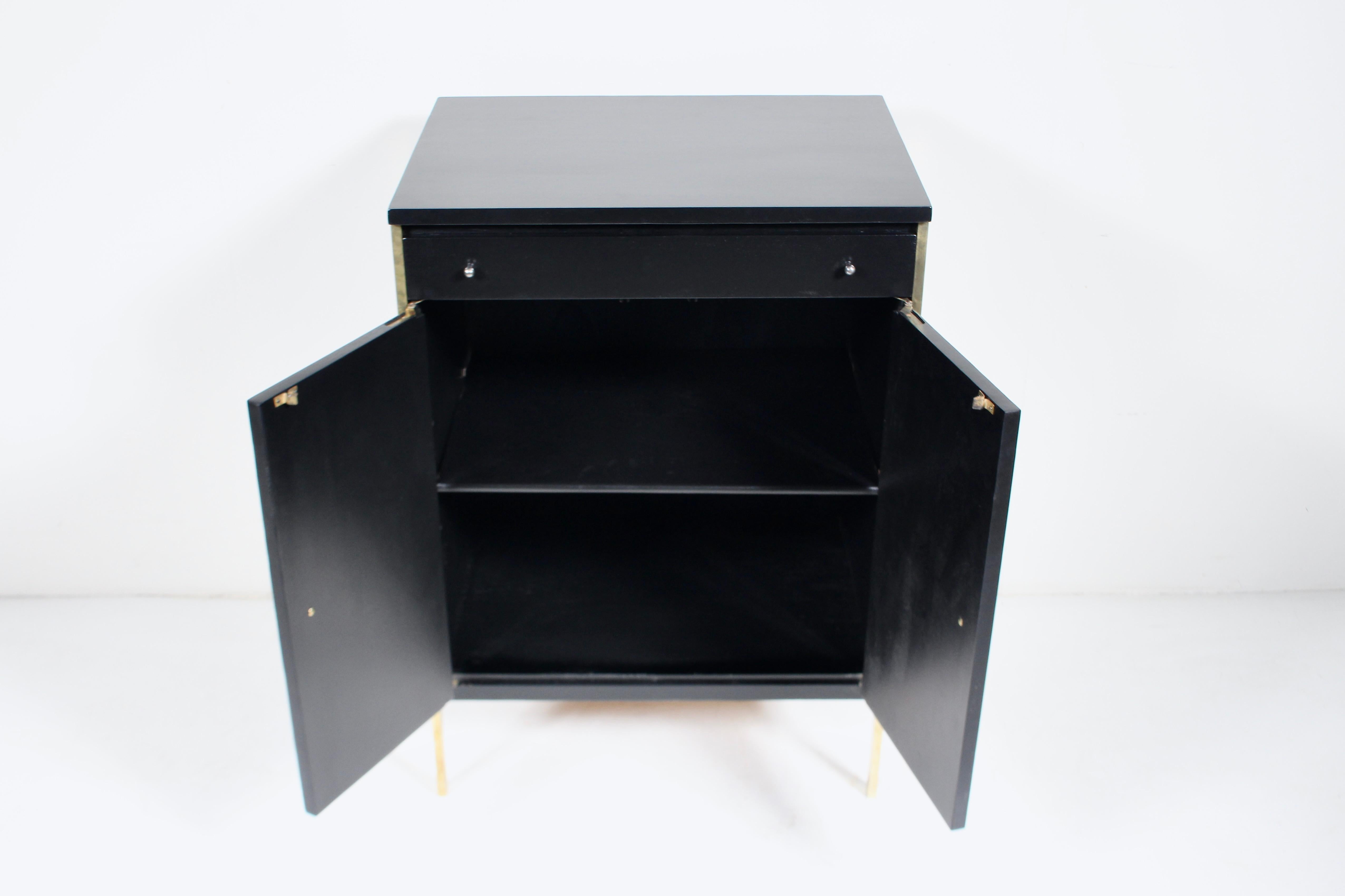Paul McCobb per Directional Armadio a due ante nero con gambe in ottone in vendita 1