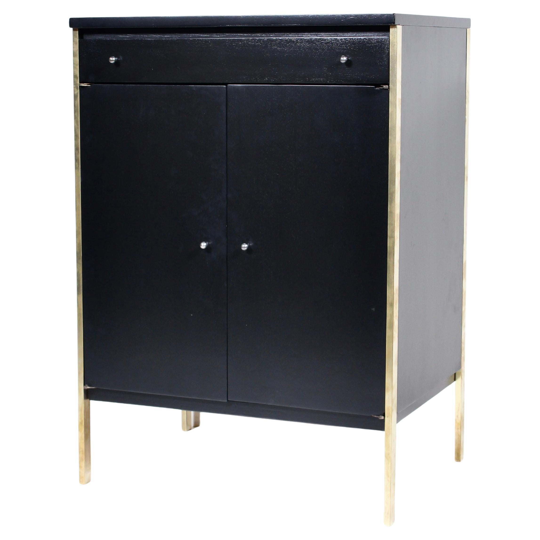 Armoire noire à deux portes avec poteaux de pieds en laiton Paul McCobb pour Directional