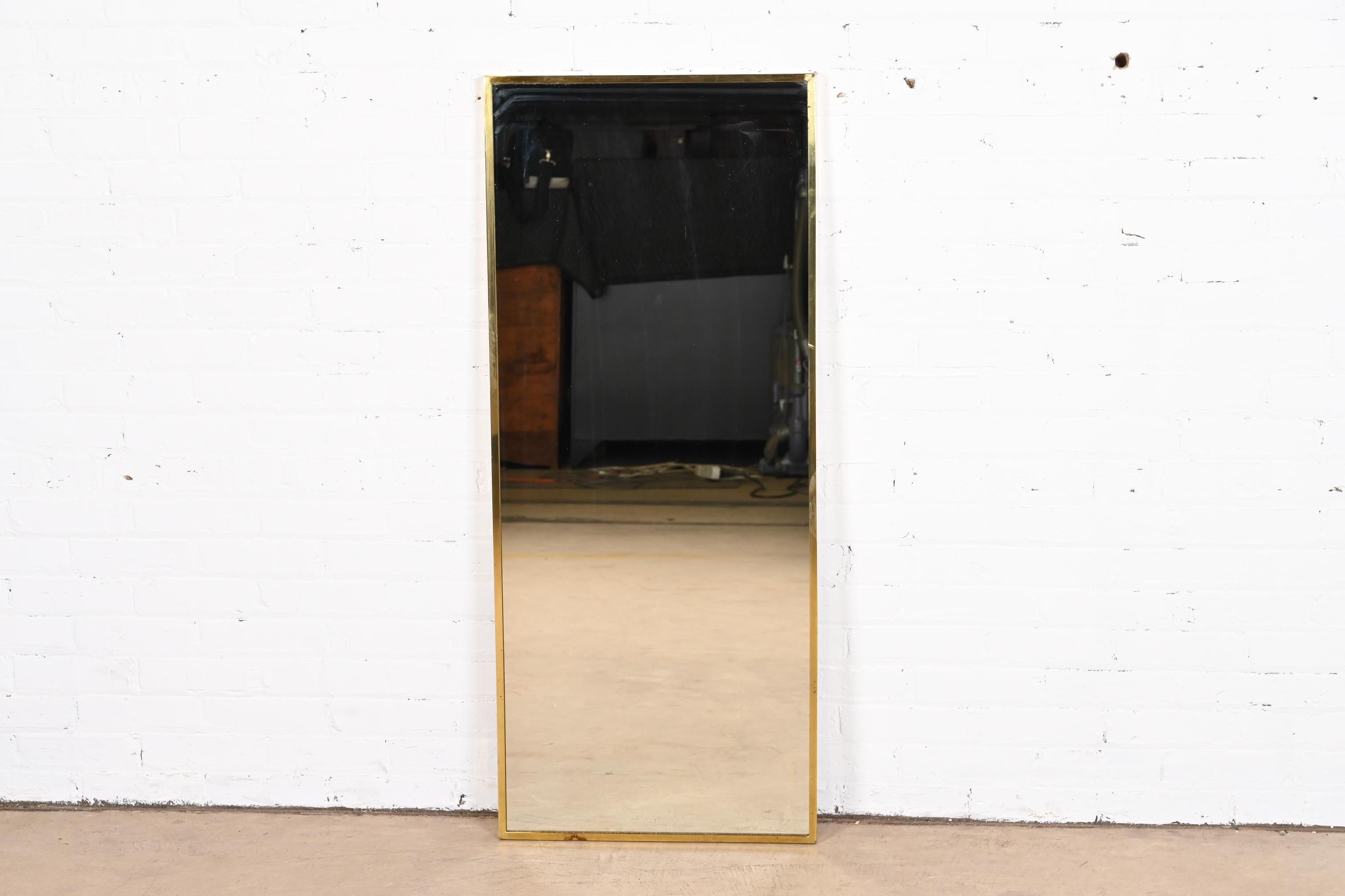A sleek and stylish Mid-Century Modern Hollywood Regency brass framed wall mirror

By Paul McCobb for Directional and produced by Calvin Furniture

USA, 1950s

Measures: 20.25