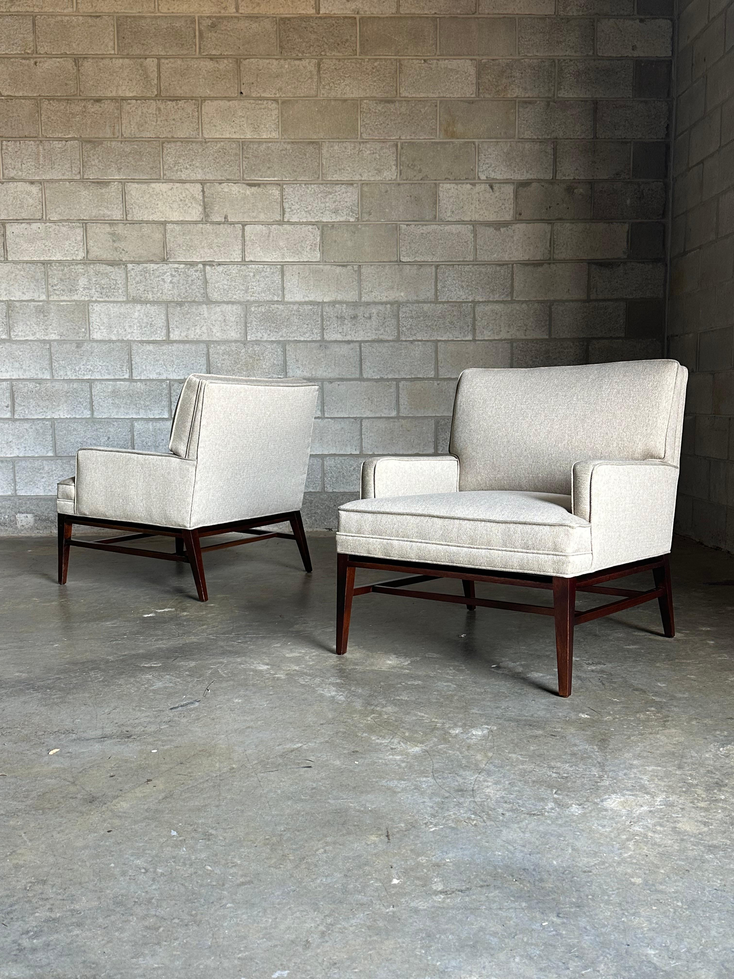 Rare paire de chaises longues modèle 2014 conçues par Paul McCobb pour Directional furniture. Il se caractérise par des angles épurés et une base intéressante à croisillons. Un modèle très unique et peu courant, datant de 1952. Les chaises ne sont
