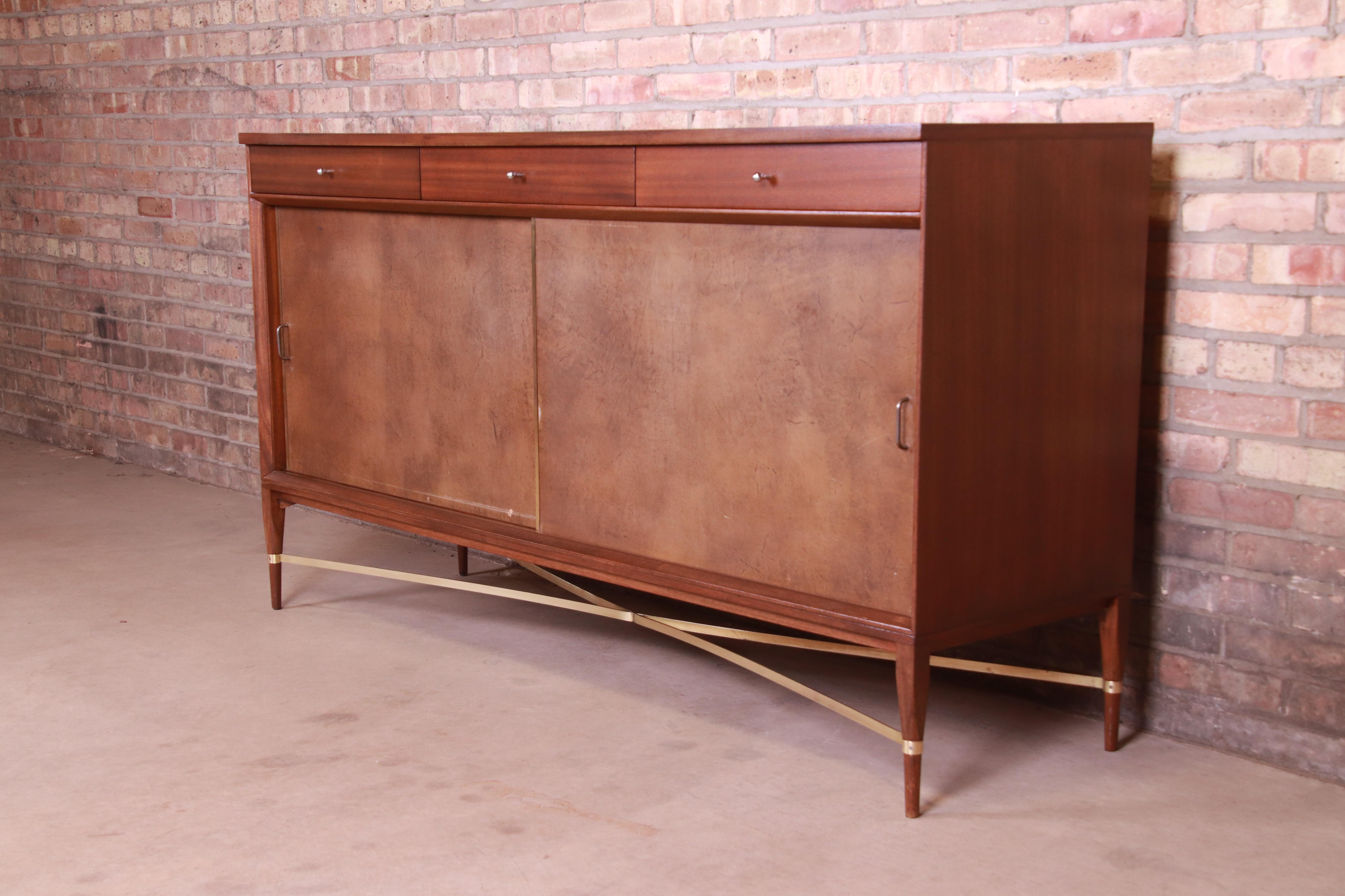 An exceptional Mid-Century Modern sliding door sideboard, credenza, or bar cabinet

By Paul McCobb for Directional and produced by Calvin Furniture

USA, 1950s

Mahogany, with brass stretchers and hardware, and sliding leather