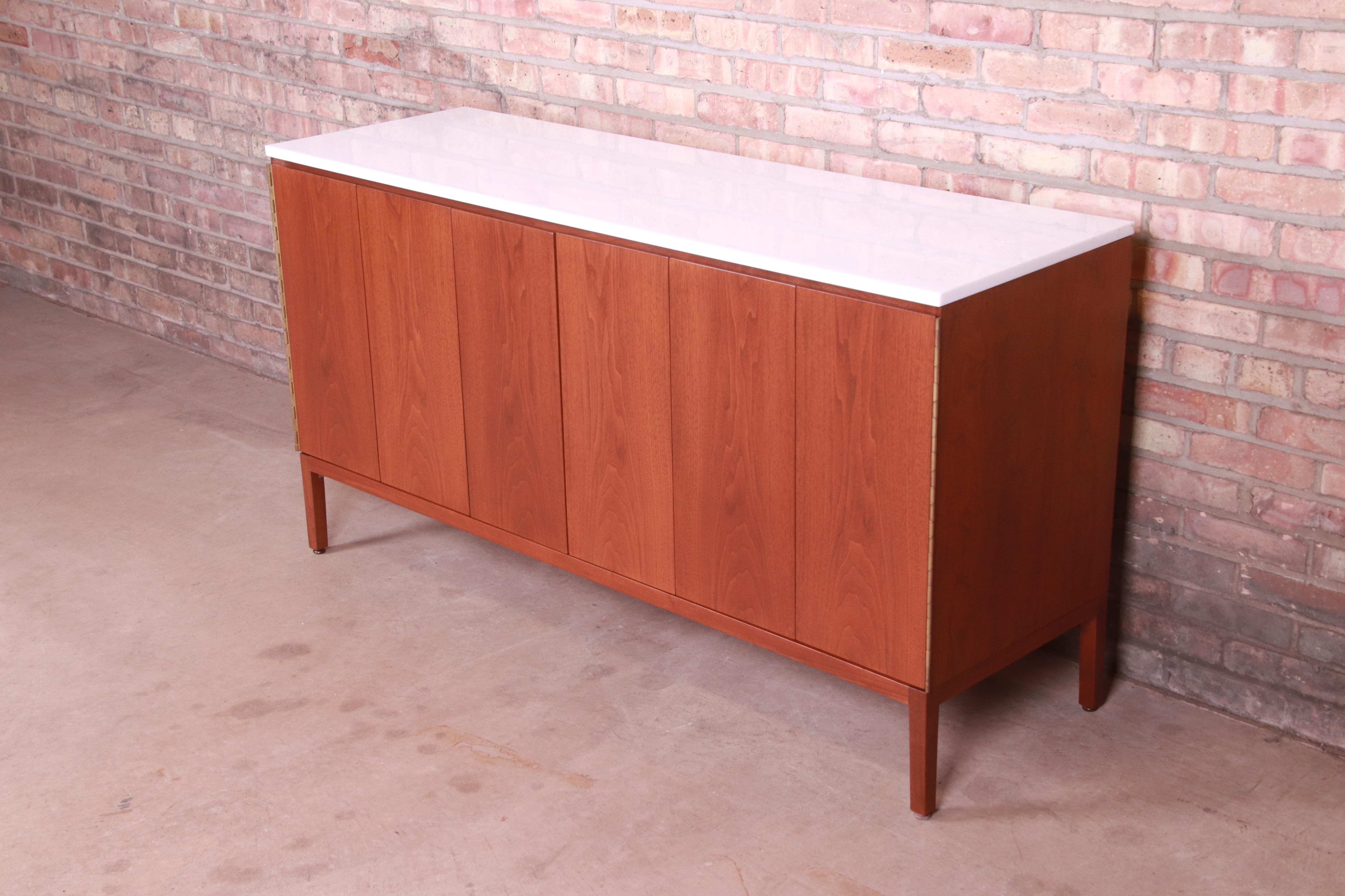 An exceptional Mid-Century Modern sideboard, credenza, or bar cabinet

By Paul McCobb for Directional and produced by Calvin Furniture

USA, 1950s

Mahogany, with white carrara glass top.

Measures: 60