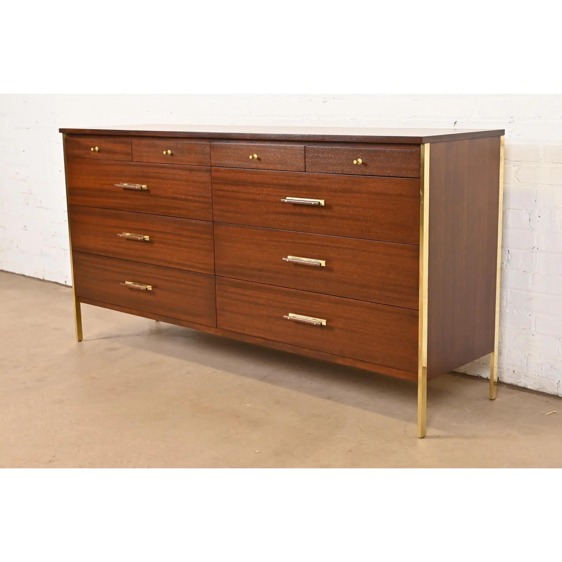 Eine seltene und außergewöhnliche Mid-Century Modern Kommode mit zehn Schubladen, Kommode oder Kredenz

Von Paul McCobb Directional, 