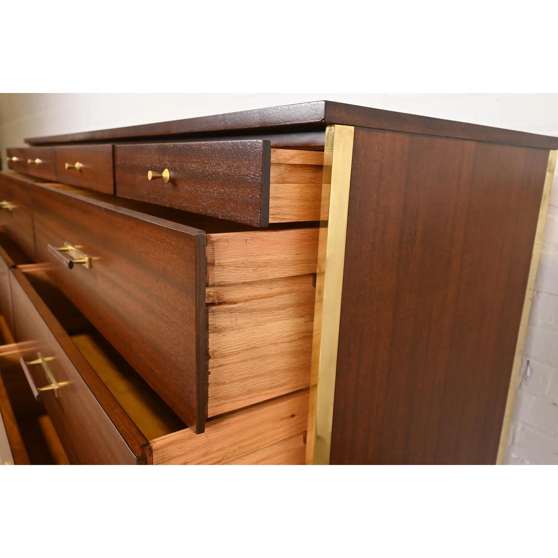 Paul McCobb für Directional Mid-Century Modern Zehn-Schubladen-Kommode, neu lackiert (Messing) im Angebot