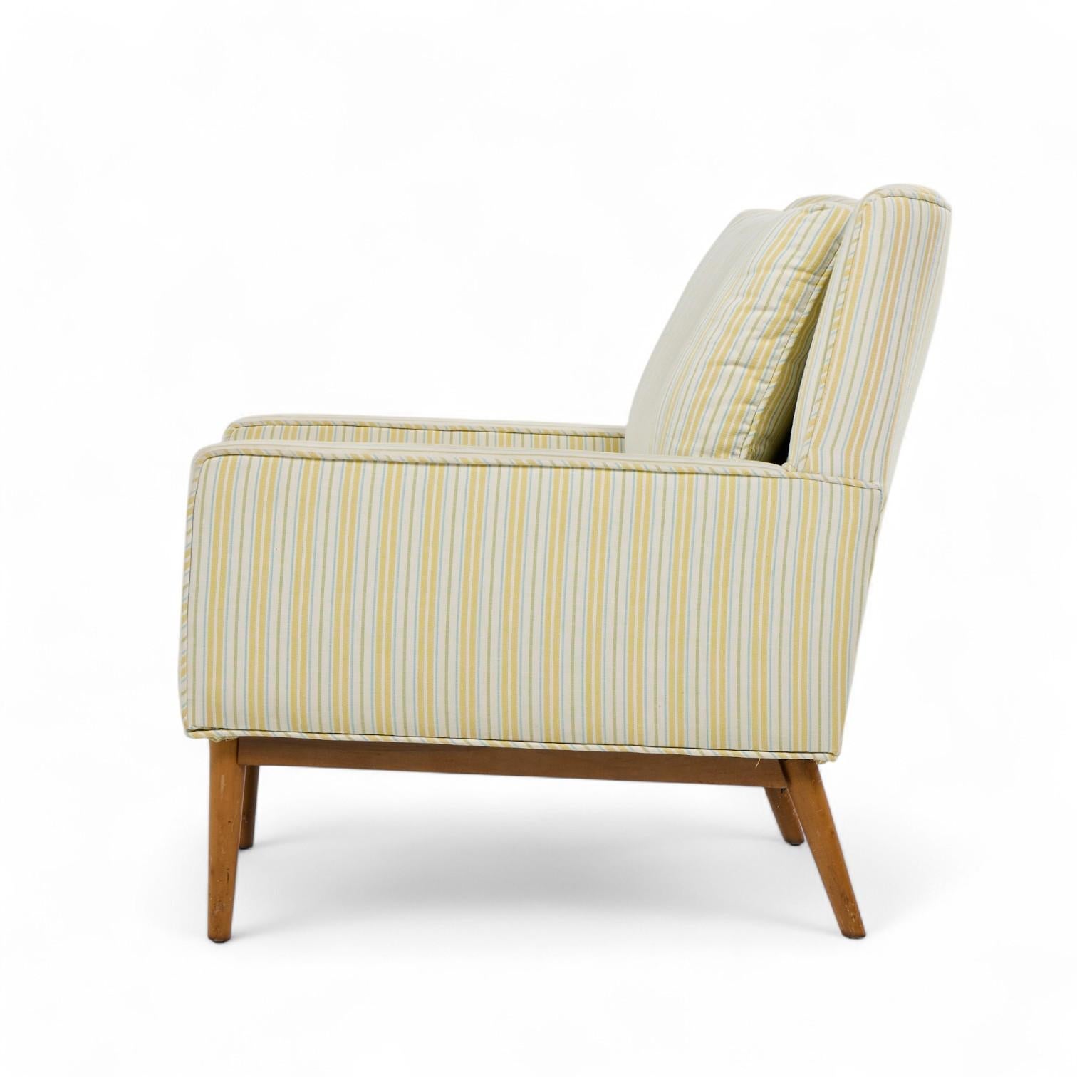 Paul McCobb para Directional Modelo 302 Sillas de salón de nogal de mediados de siglo - Pareja Tapicería en venta