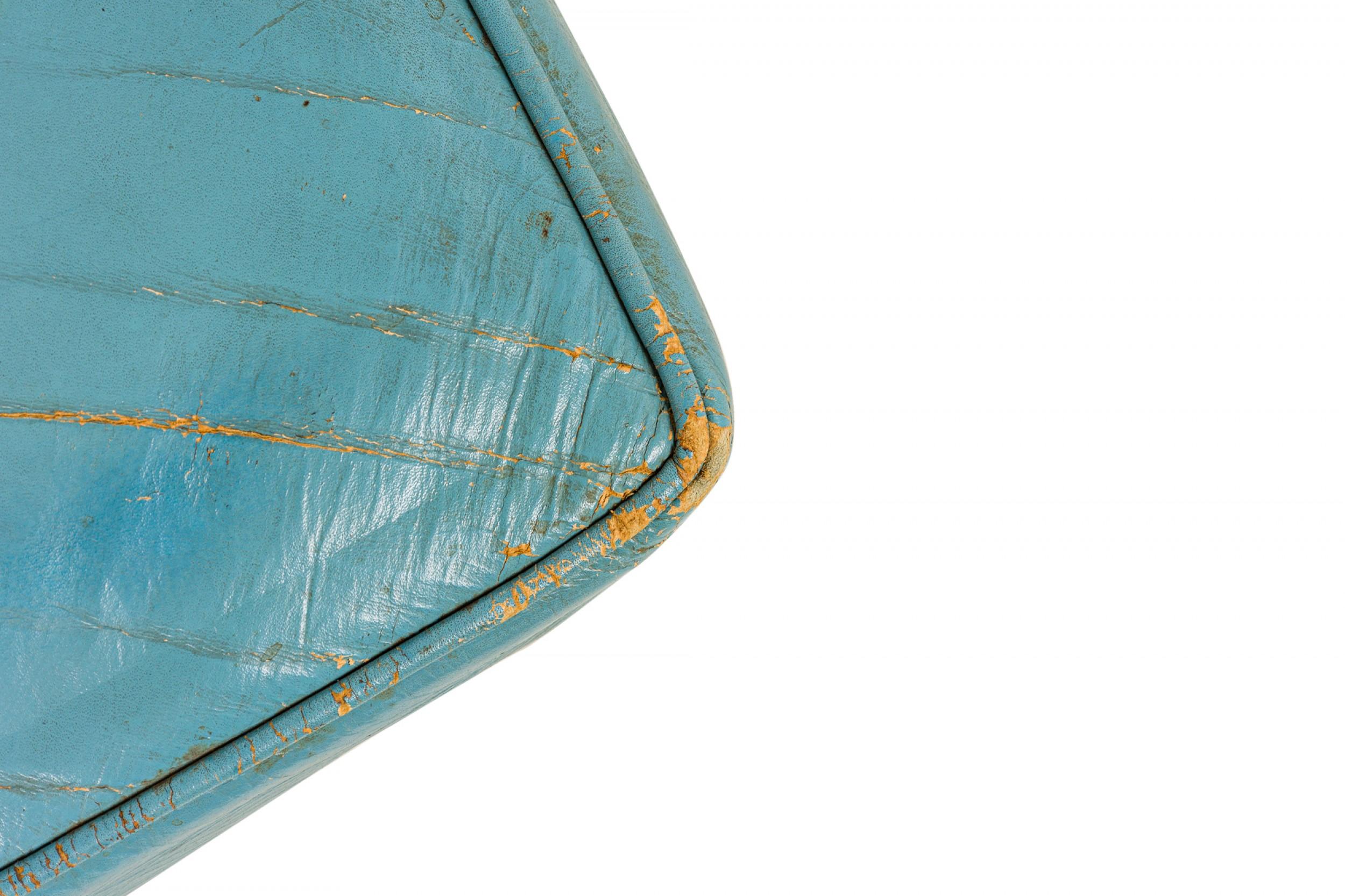 20ième siècle Paul McCobb pour Directional Pouf rectangulaire en cuir bleu et noyer en vente
