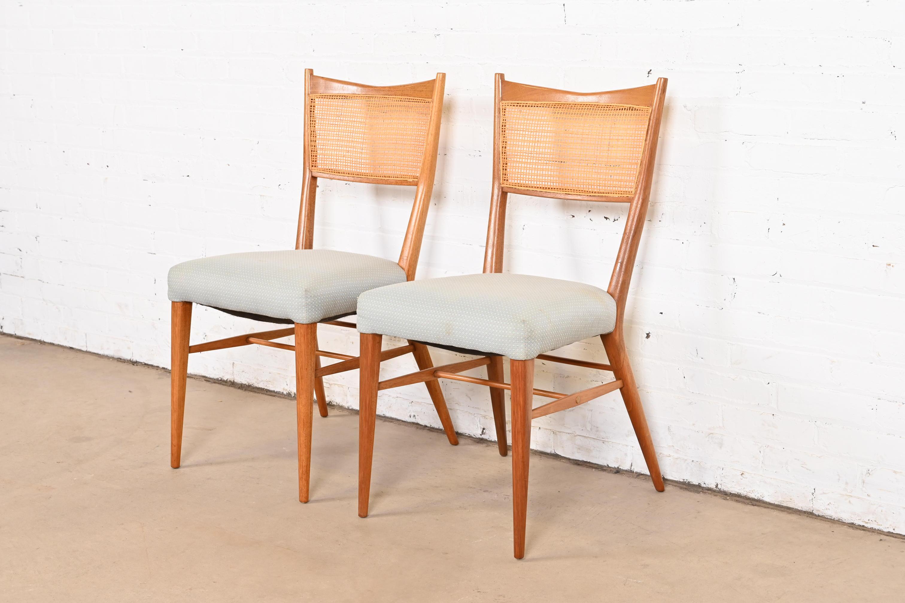 Una bellissima coppia di sedie o poltroncine da pranzo in stile Mid-Century Modern

Di Paul McCobb per Directional

USA, anni '50

Eleganti cornici scolpite in mogano, con schienali in canna e sedili imbottiti.

Misure: 17 