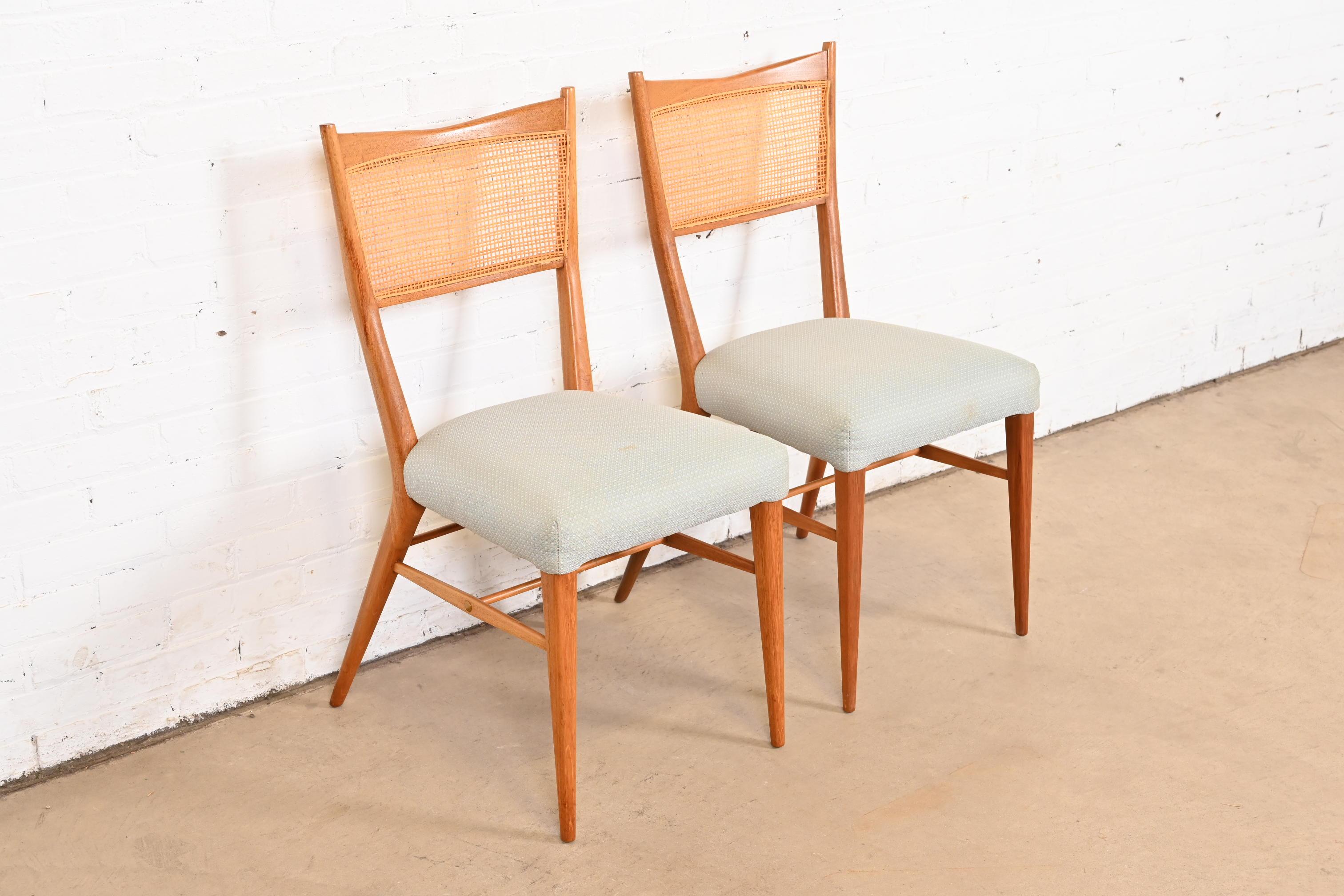 Mid-Century moderno Paul McCobb per Directional Sedie da pranzo scolpite in mogano e canna, coppia in vendita