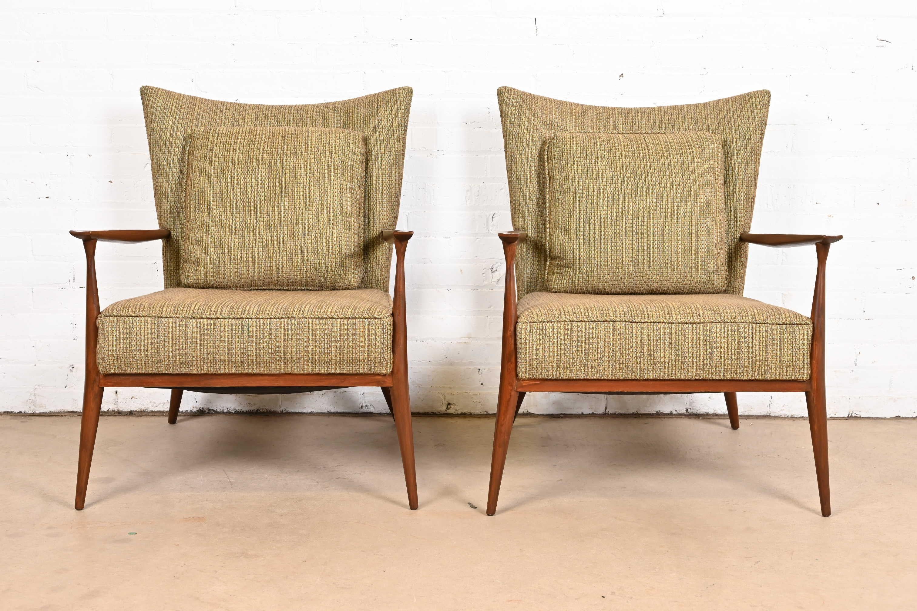 Une paire exceptionnelle de chaises de salon modernes du milieu du siècle dernier

Par Paul McCobb pour Directional

États-Unis, années 1950

Piétements en noyer sculpté, sièges et dossiers rembourrés.

Chacune mesure : 31.75 