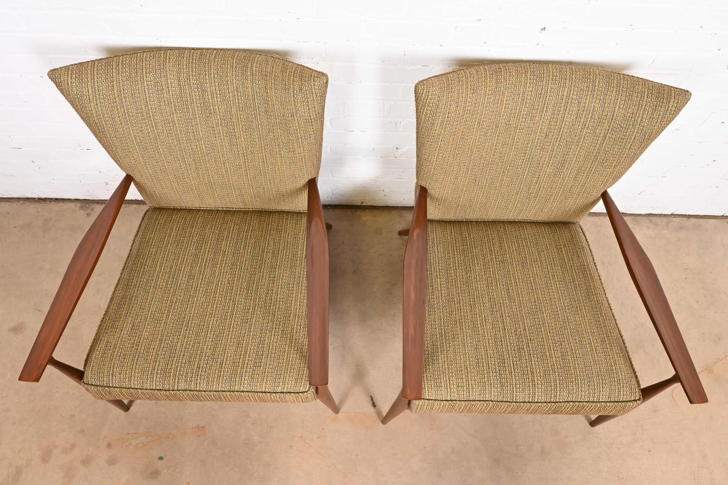 Milieu du XXe siècle Paire de chaises longues en noyer sculpté et tapissées Paul McCobb for Directional en vente