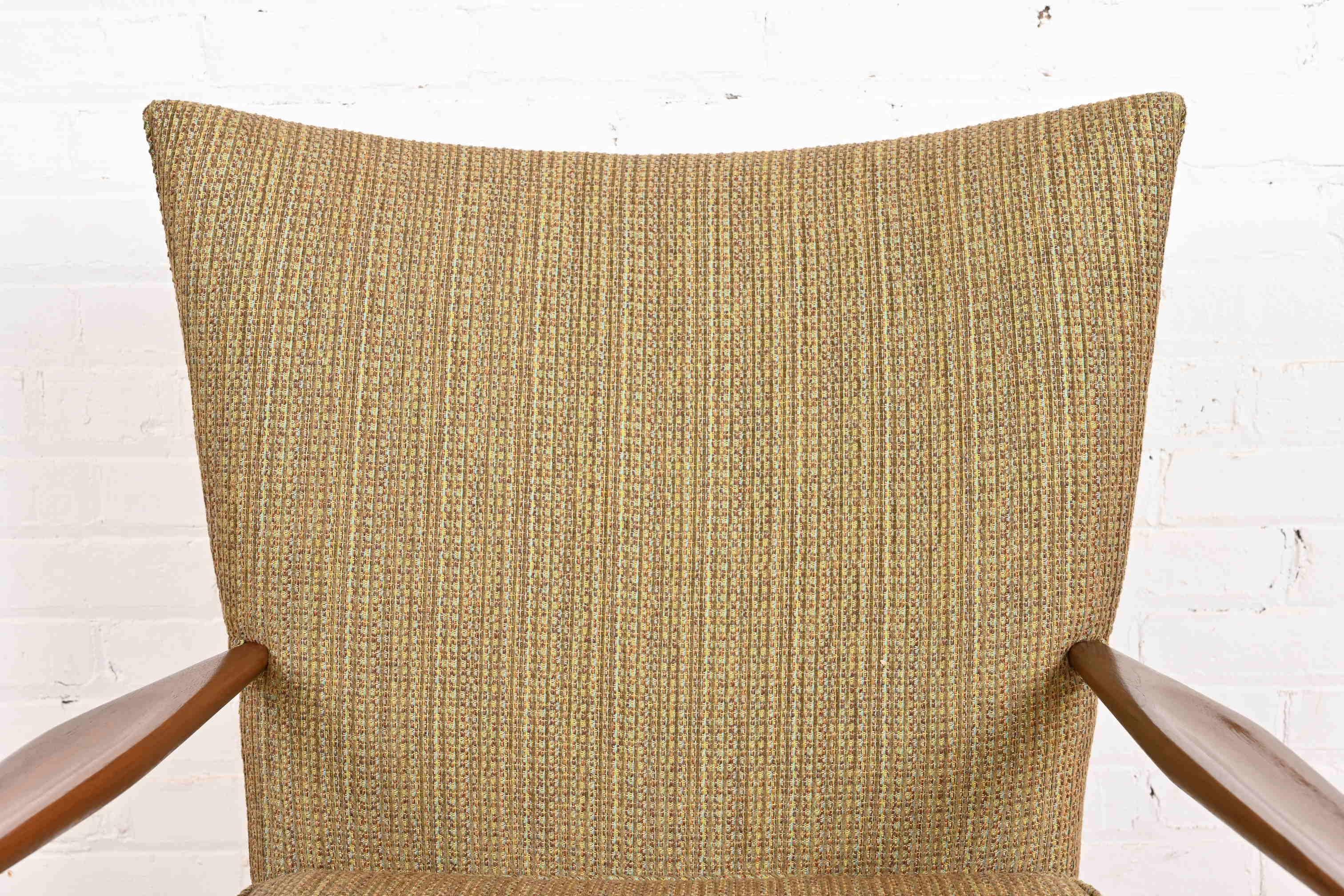 Tissu d'ameublement Paire de chaises longues en noyer sculpté et tapissées Paul McCobb for Directional en vente
