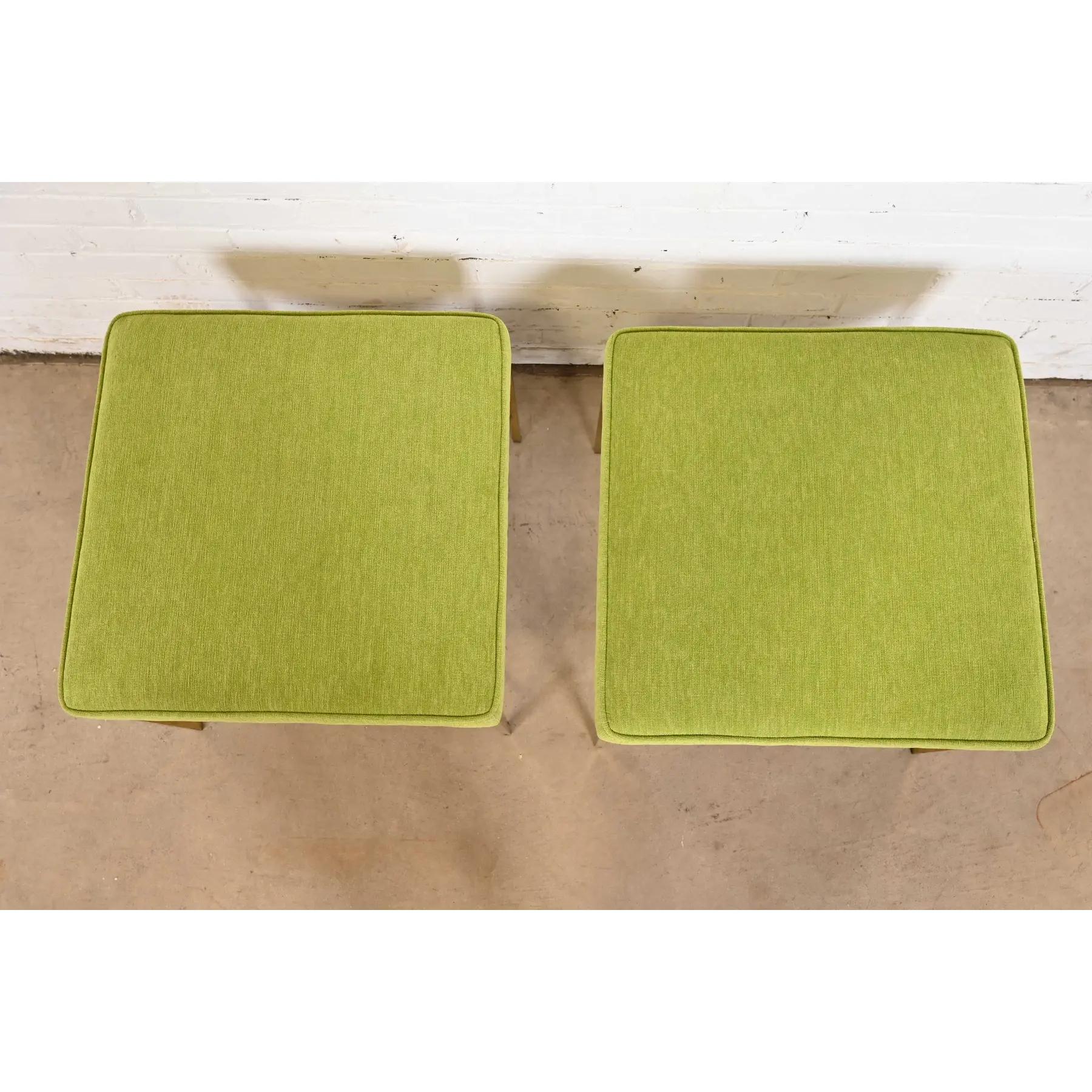 Metà XX secolo Paul McCobb per Directional Sgabelli o pouf imbottiti e con base a X in ottone in vendita