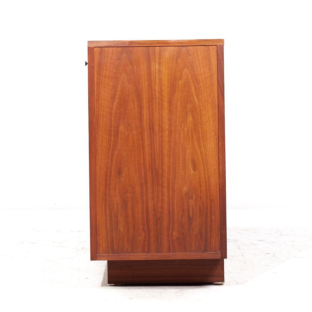 Paul McCobb for H Sacks & Sons Mid Century 14 Drawer Walnut Dresser In Good Condition For Sale In Countryside, IL