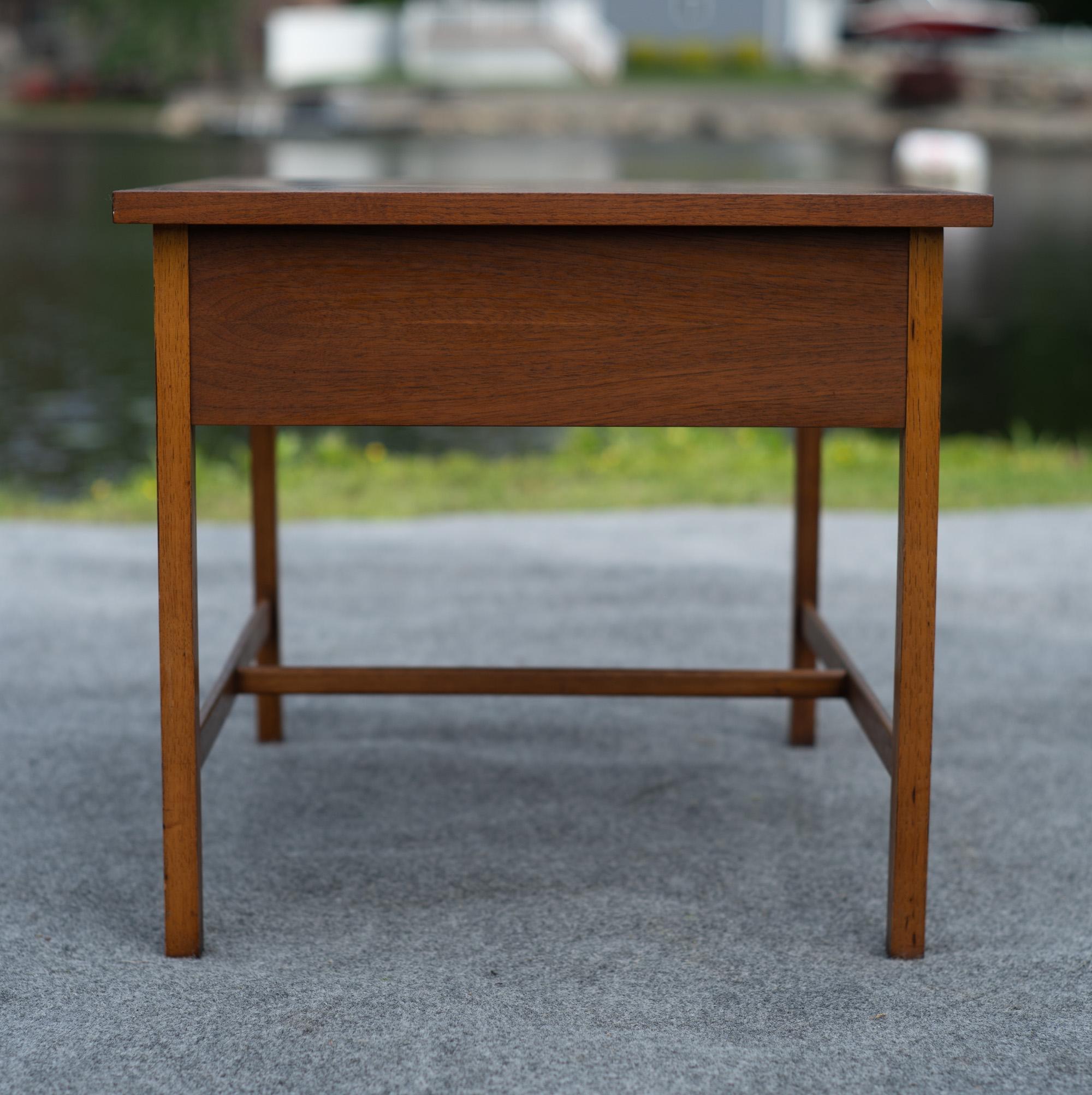 Paul McCobb pour Lane 'Delinator' Table d'appoint ou de chevet en noyer et chrome en vente 2