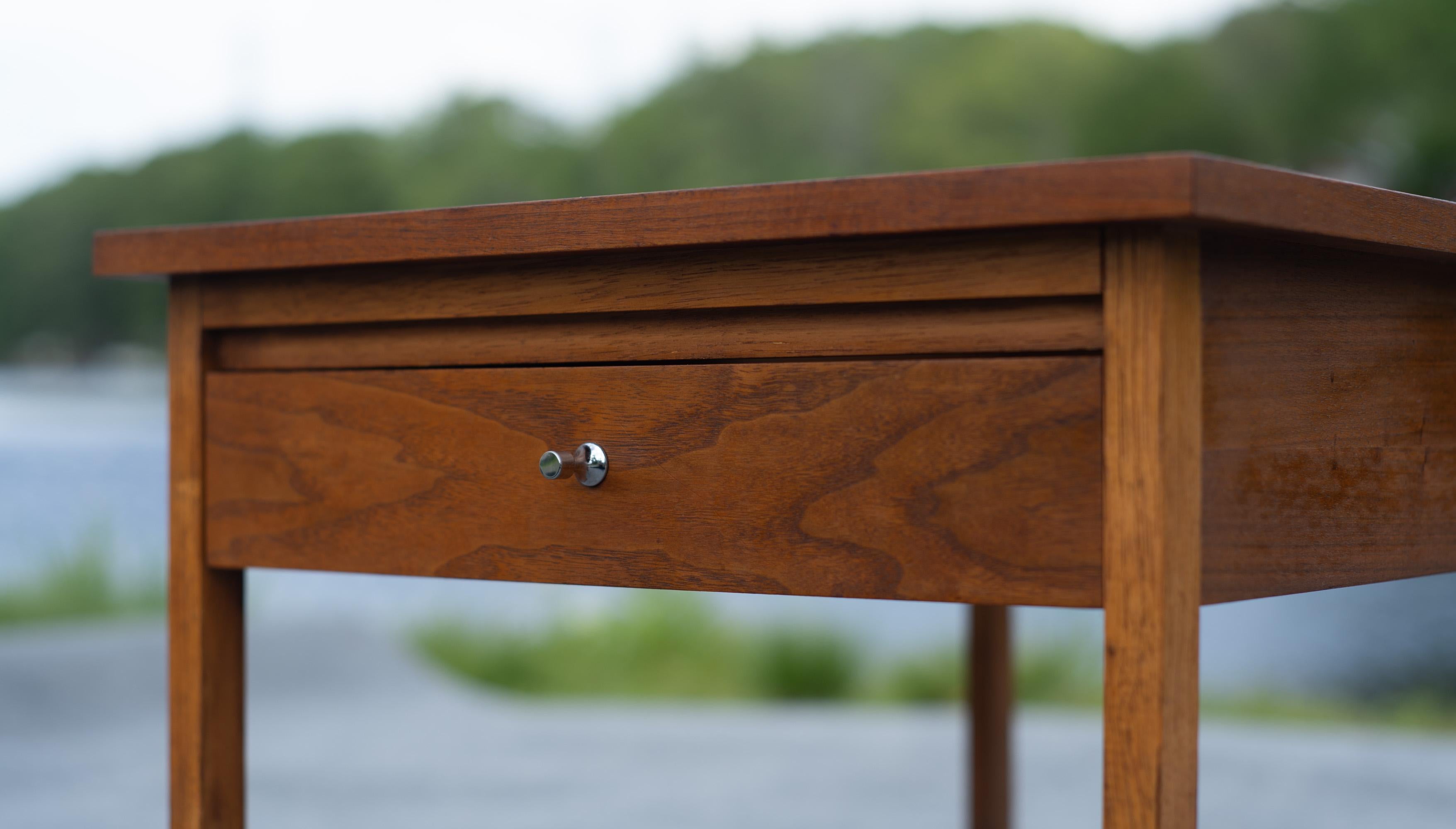 Paul McCobb pour Lane 'Delinator' Table d'appoint ou de chevet en noyer et chrome en vente 3