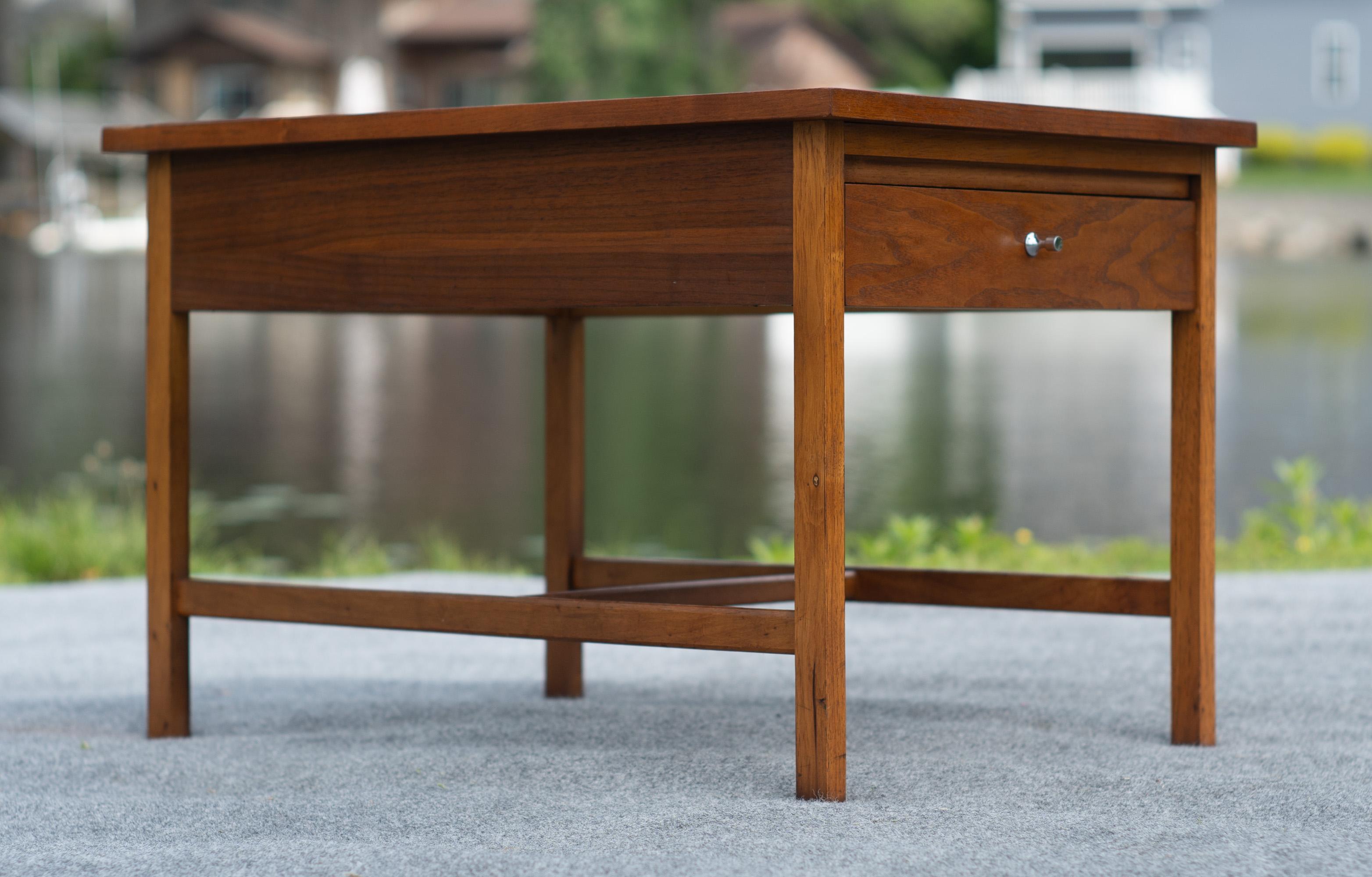 Mid-Century Modern Paul McCobb pour Lane 'Delinator' Table d'appoint ou de chevet en noyer et chrome en vente