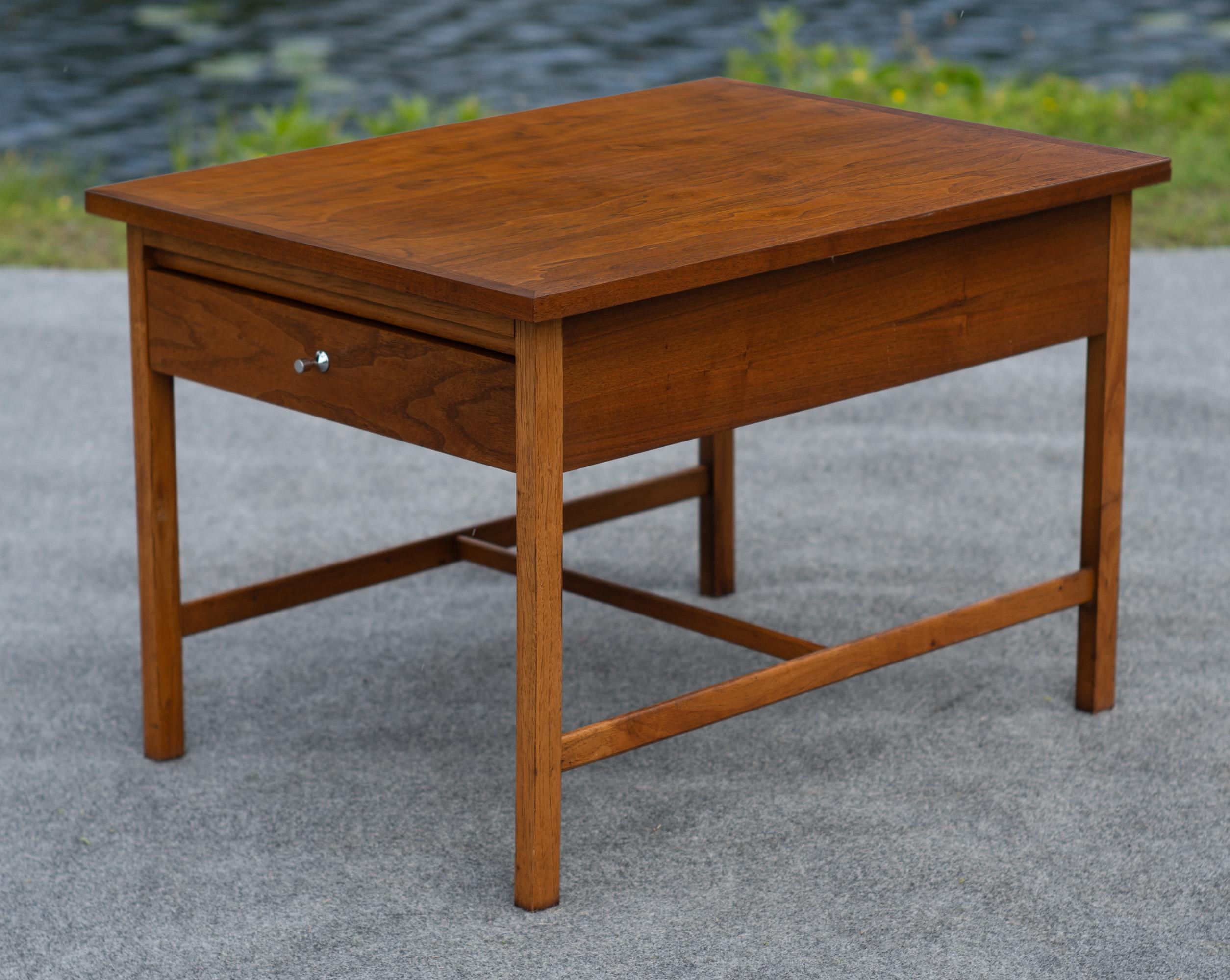 Américain Paul McCobb pour Lane 'Delinator' Table d'appoint ou de chevet en noyer et chrome en vente