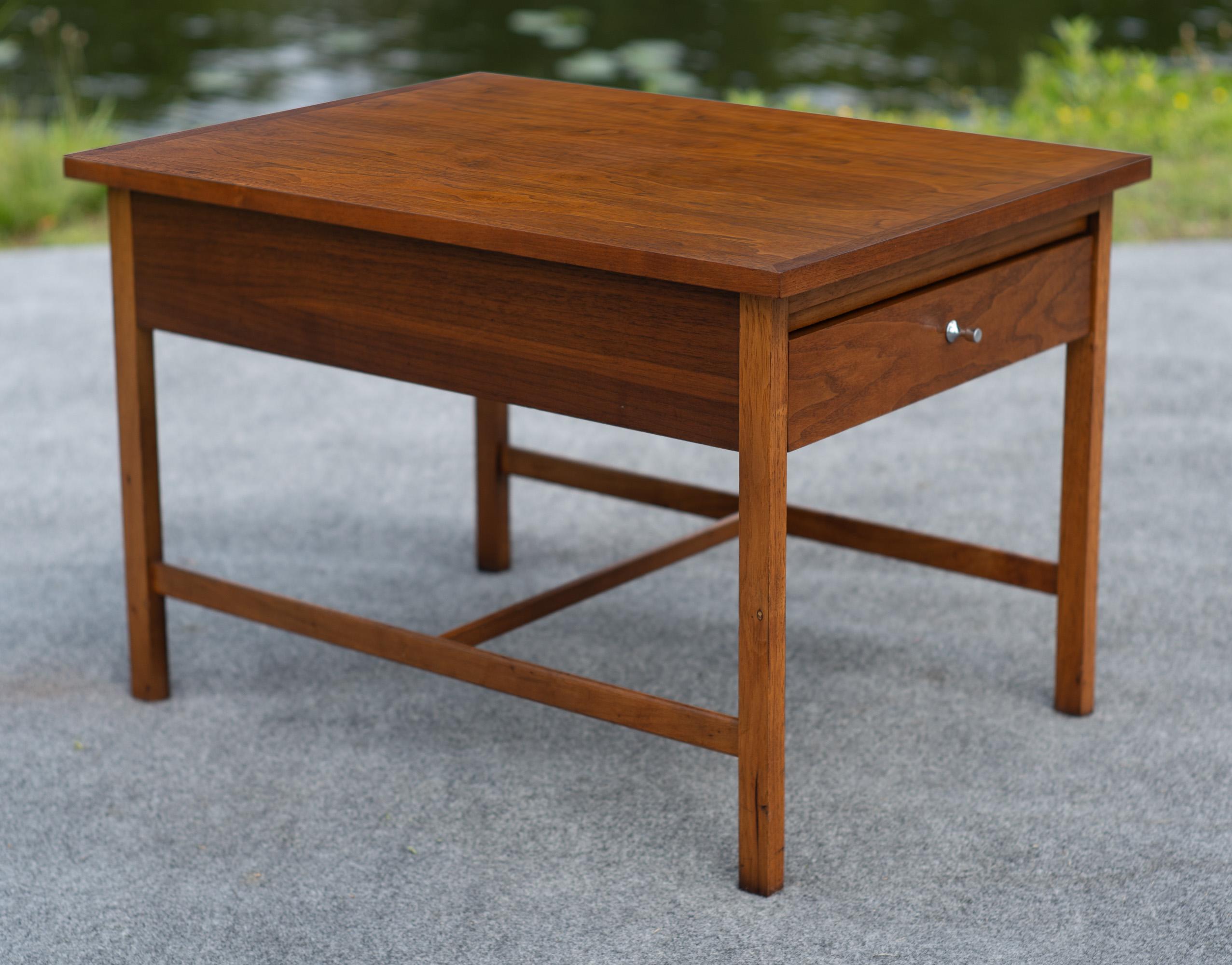 Plaqué Paul McCobb pour Lane 'Delinator' Table d'appoint ou de chevet en noyer et chrome en vente