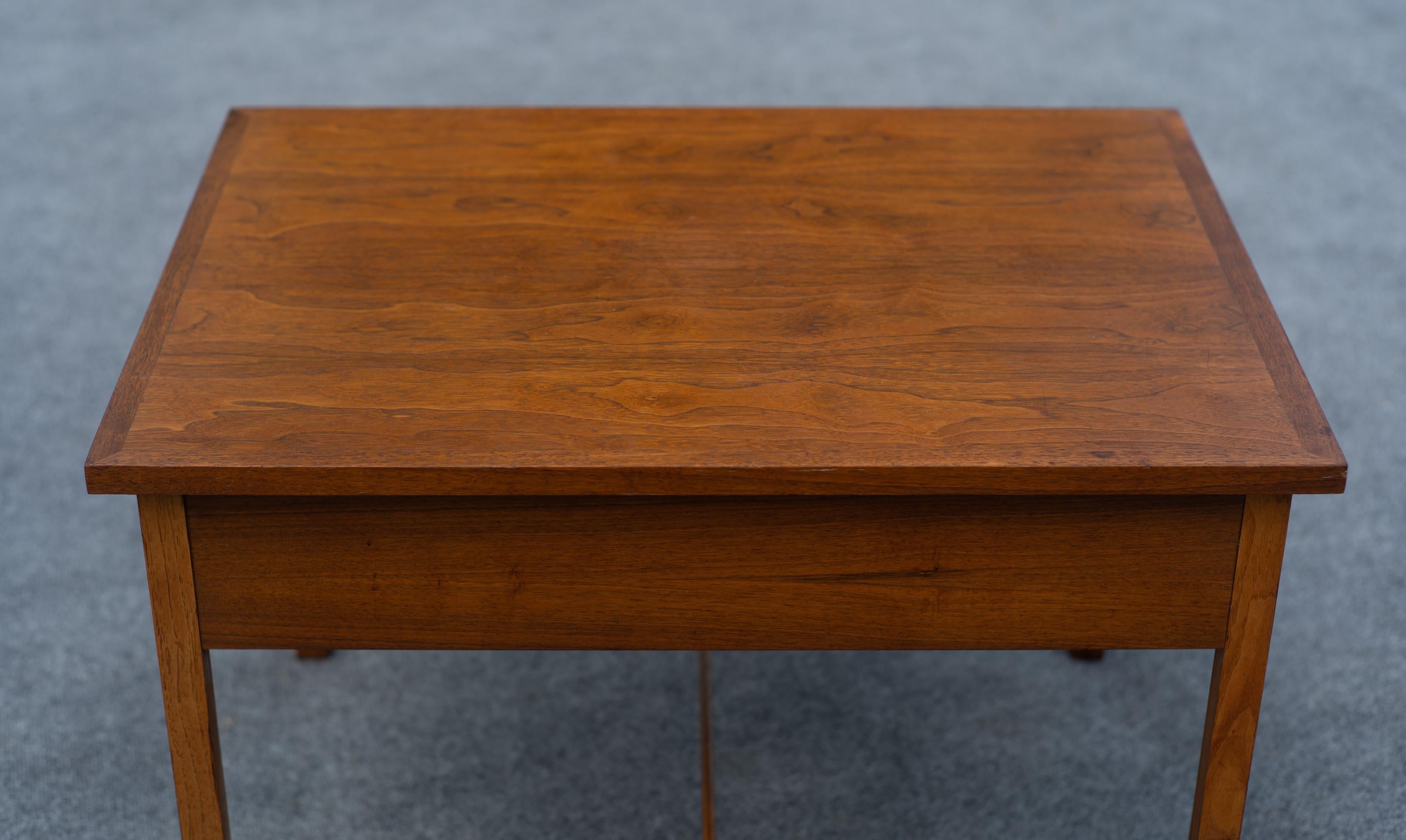 Paul McCobb pour Lane 'Delinator' Table d'appoint ou de chevet en noyer et chrome Bon état - En vente à Philadelphia, PA
