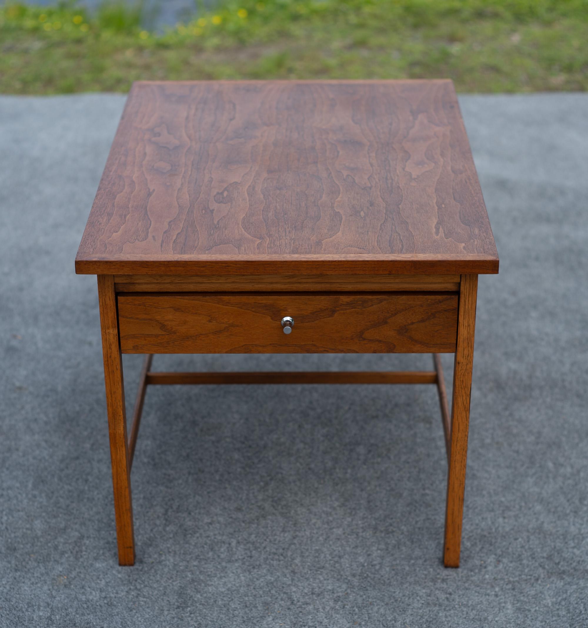 Milieu du XXe siècle Paul McCobb pour Lane 'Delinator' Table d'appoint ou de chevet en noyer et chrome en vente