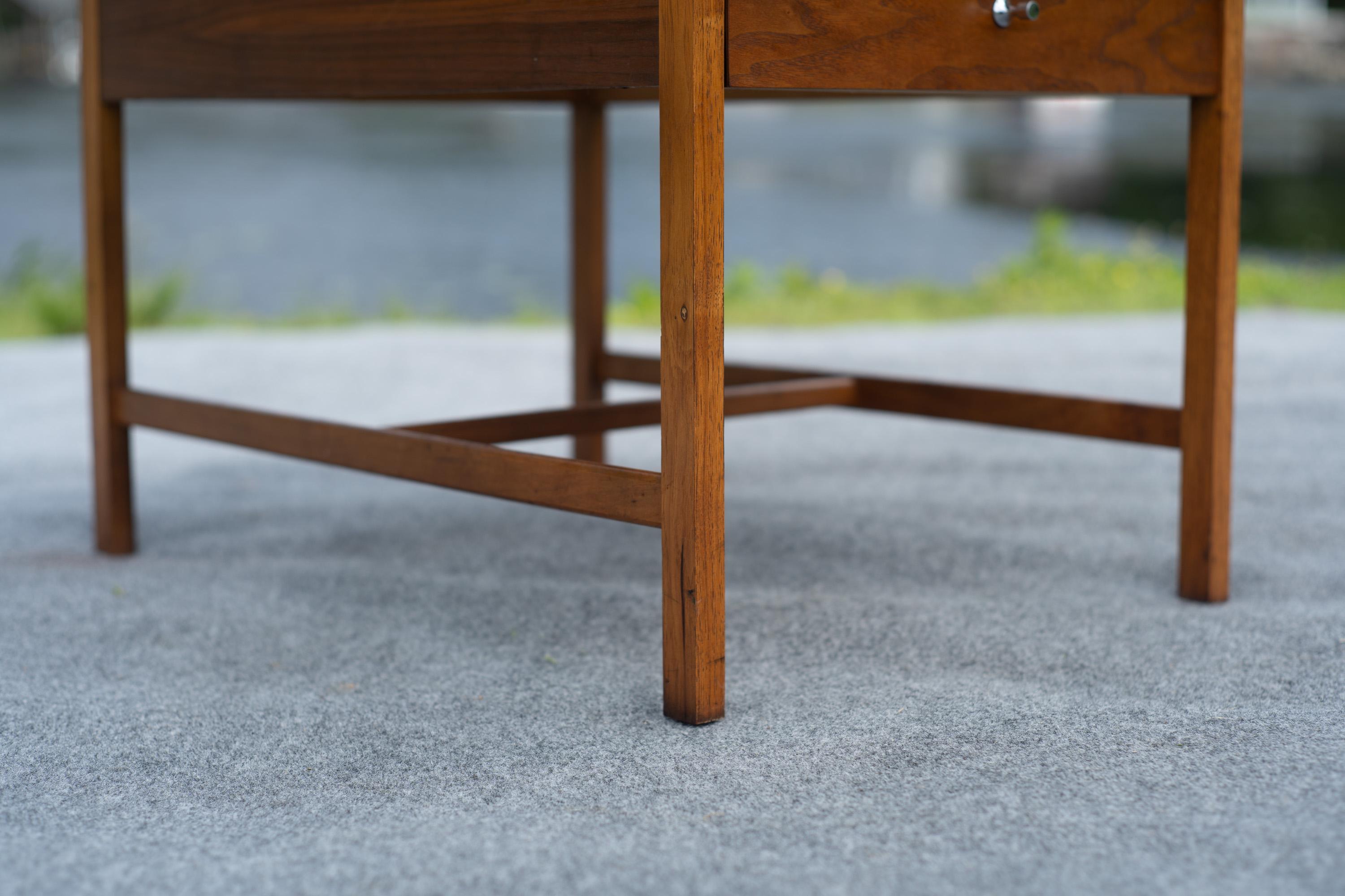 Paul McCobb pour Lane 'Delinator' Table d'appoint ou de chevet en noyer et chrome en vente 1
