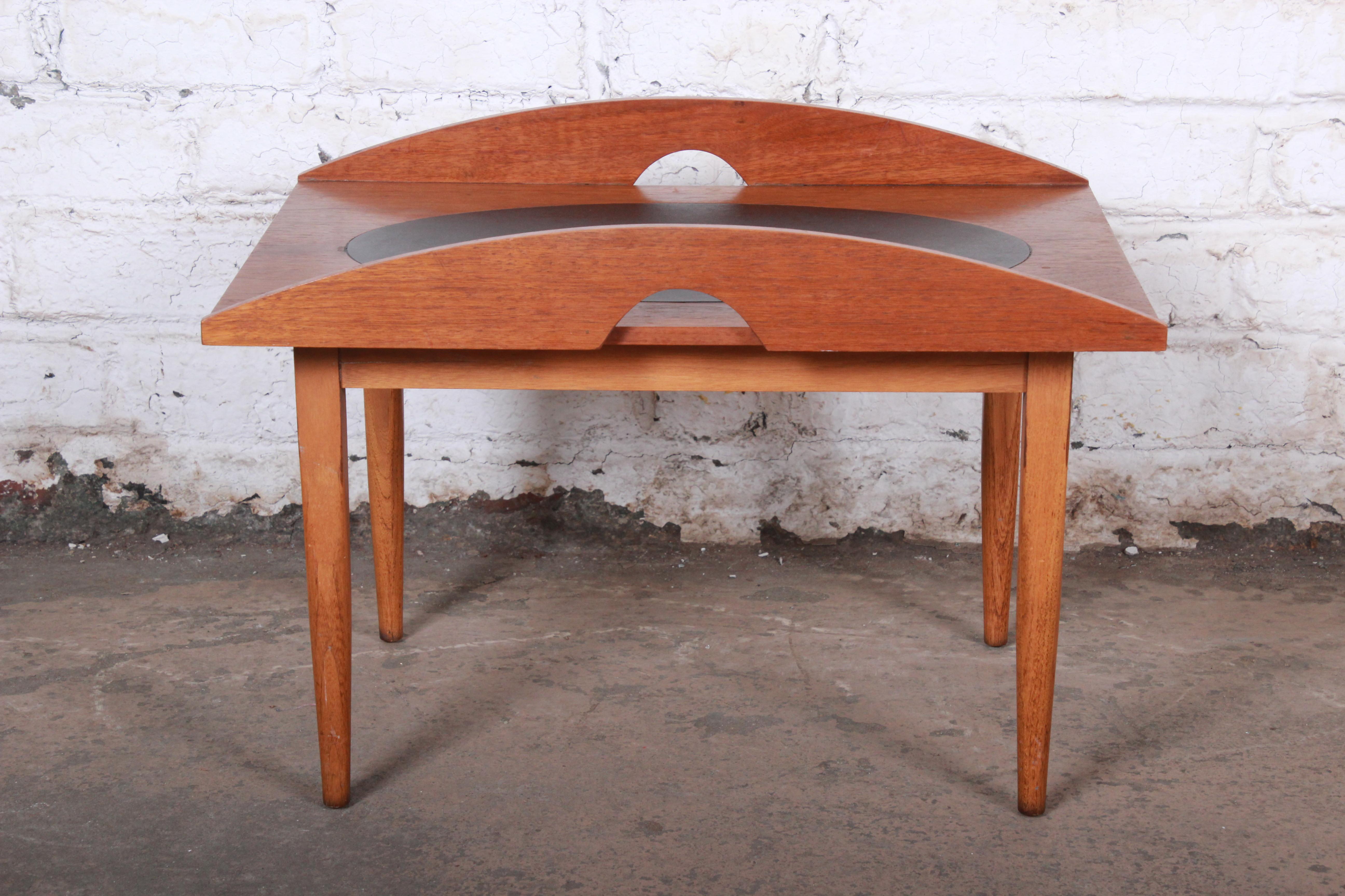Mid-Century Modern walnut and inlaid leather occasional side table

Designed by Paul McCobb for Lane Furniture 