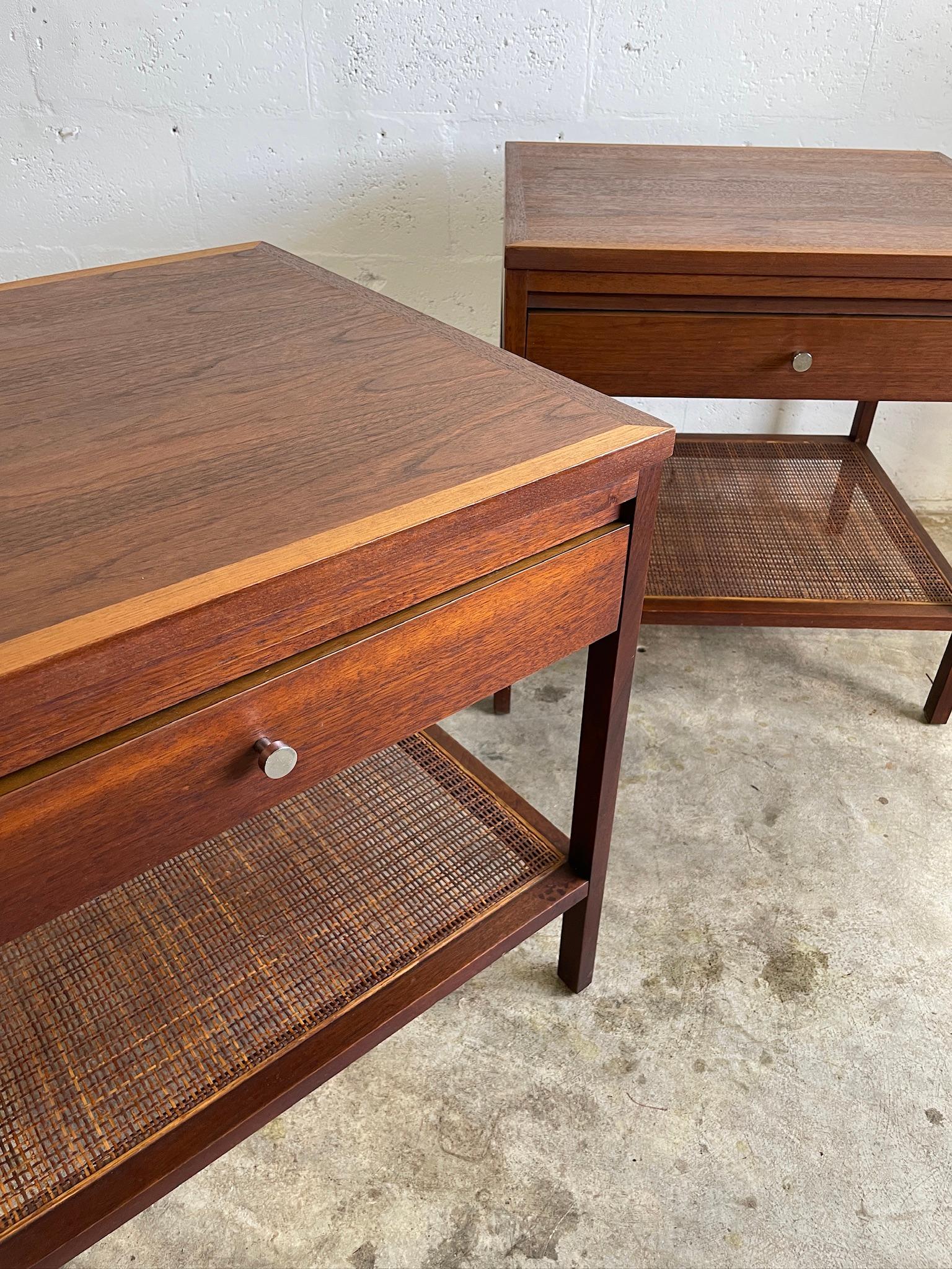 Paire de tables d'appoint ou de bout Paul McCobb for Lane, de la ligne Delineator. Hauts bicolores. 