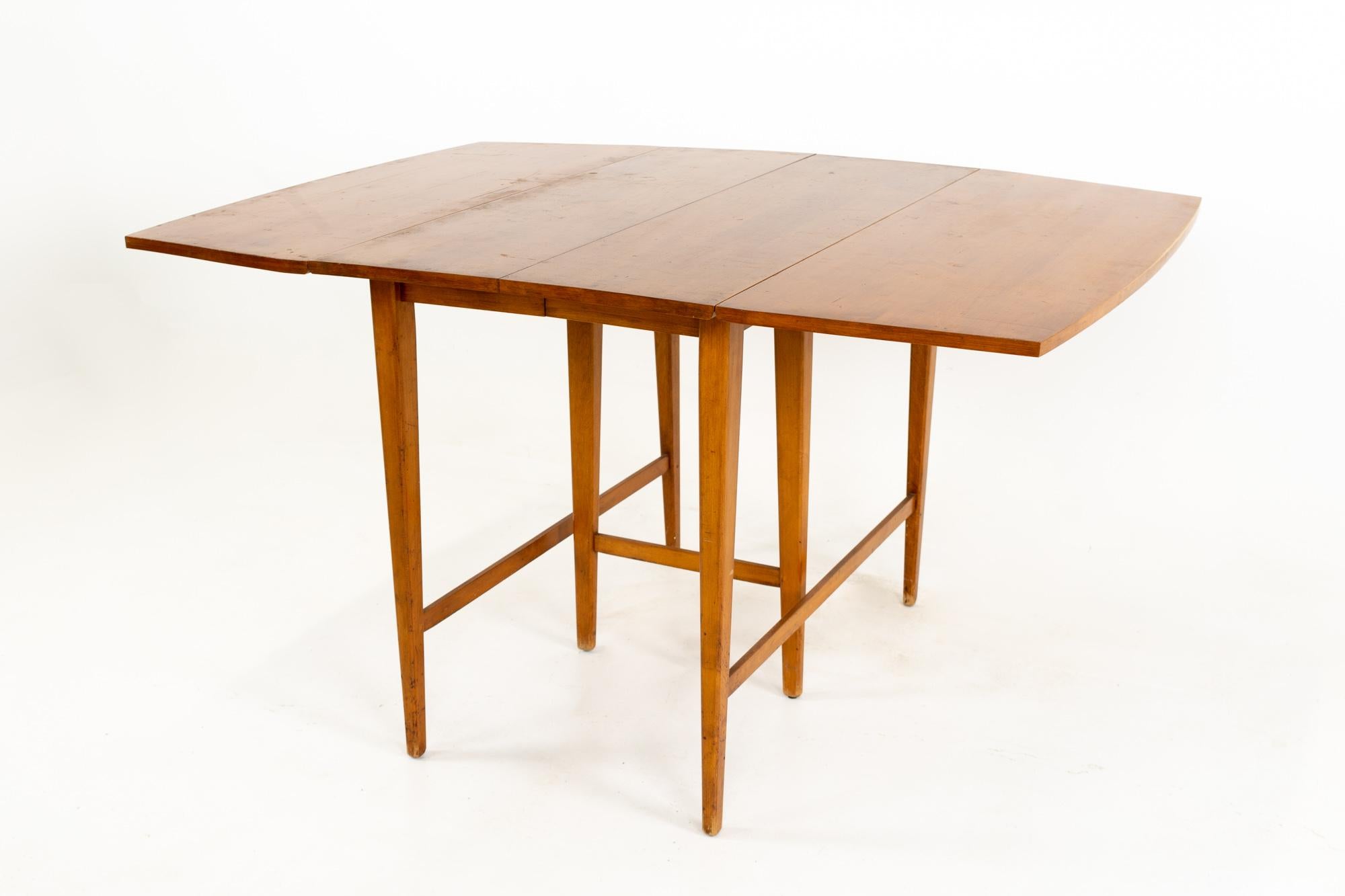 Paul McCobb für Planner Group Esstisch mit Klappe aus der Mitte des Jahrhunderts
Dieser Tisch ist 52,5 breit x 40 tief x 28,5 Zoll hoch

Alle Möbelstücke sind in einem so genannten restaurierten Vintage-Zustand zu haben. Das bedeutet, dass das