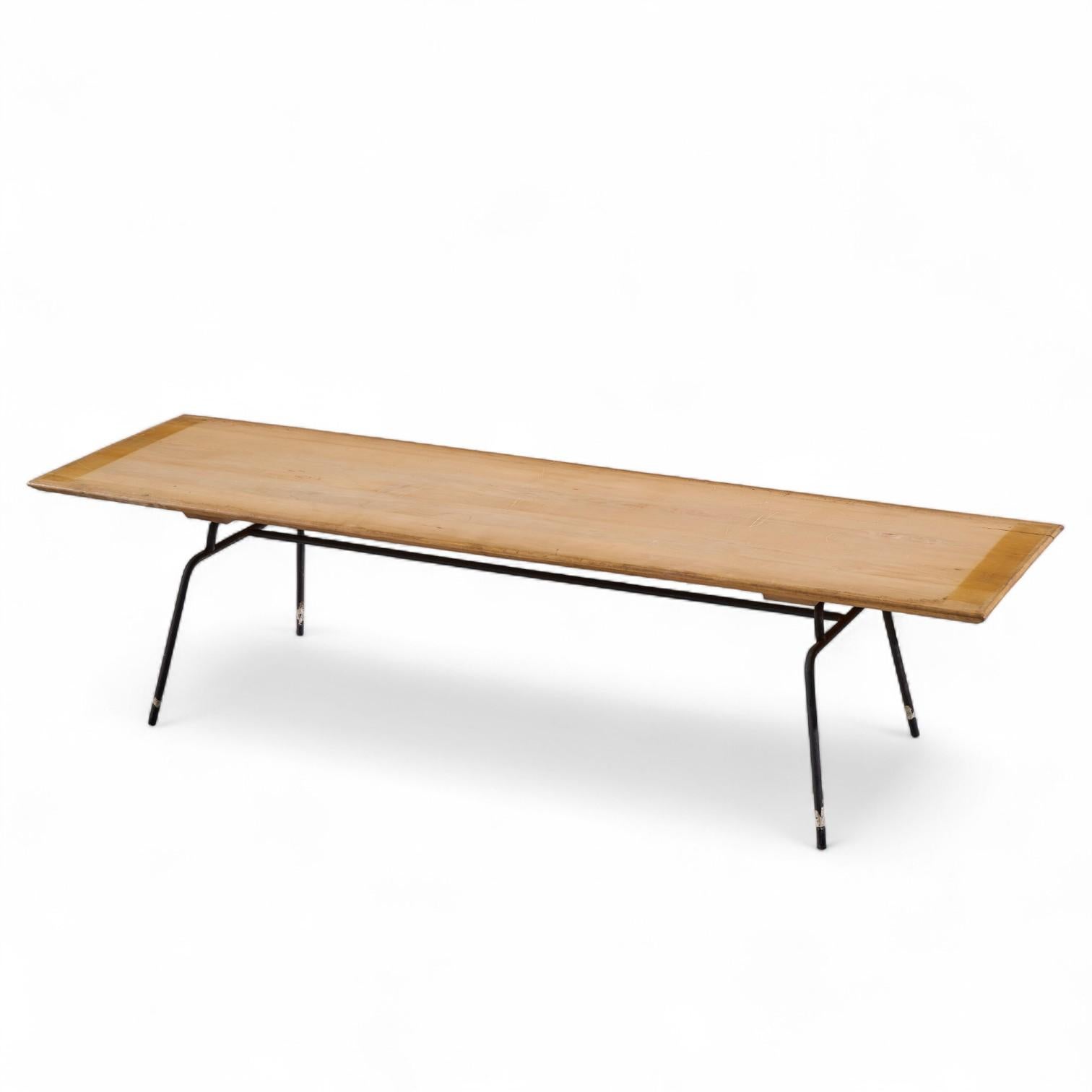 Paul McCobb para Planner Group Mesa baja con base de hierro de mediados de siglo Moderno de mediados de siglo en venta